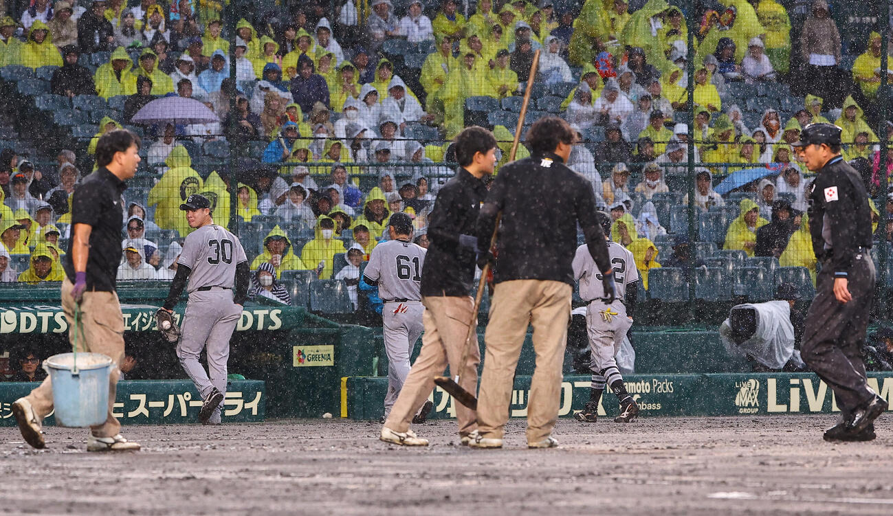 阪神対巨人　7回裏、2番手の田和廉（左から2人目）はマウンドを降りベンチに引き揚げる（撮影・上田博志）