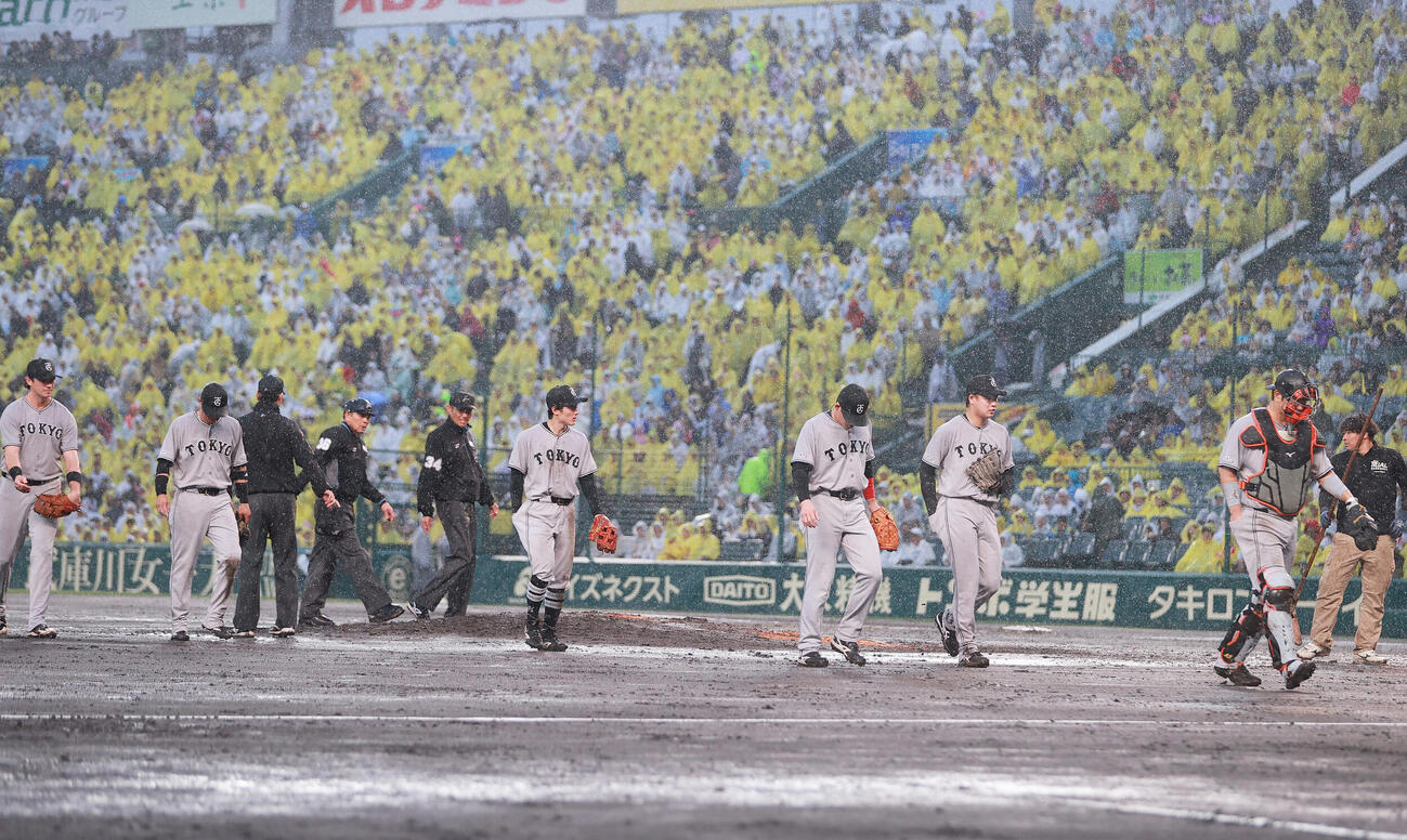 阪神対巨人　雨が強くなりベンチに引き揚げる巨人ナイン（撮影・上山淳一）..
