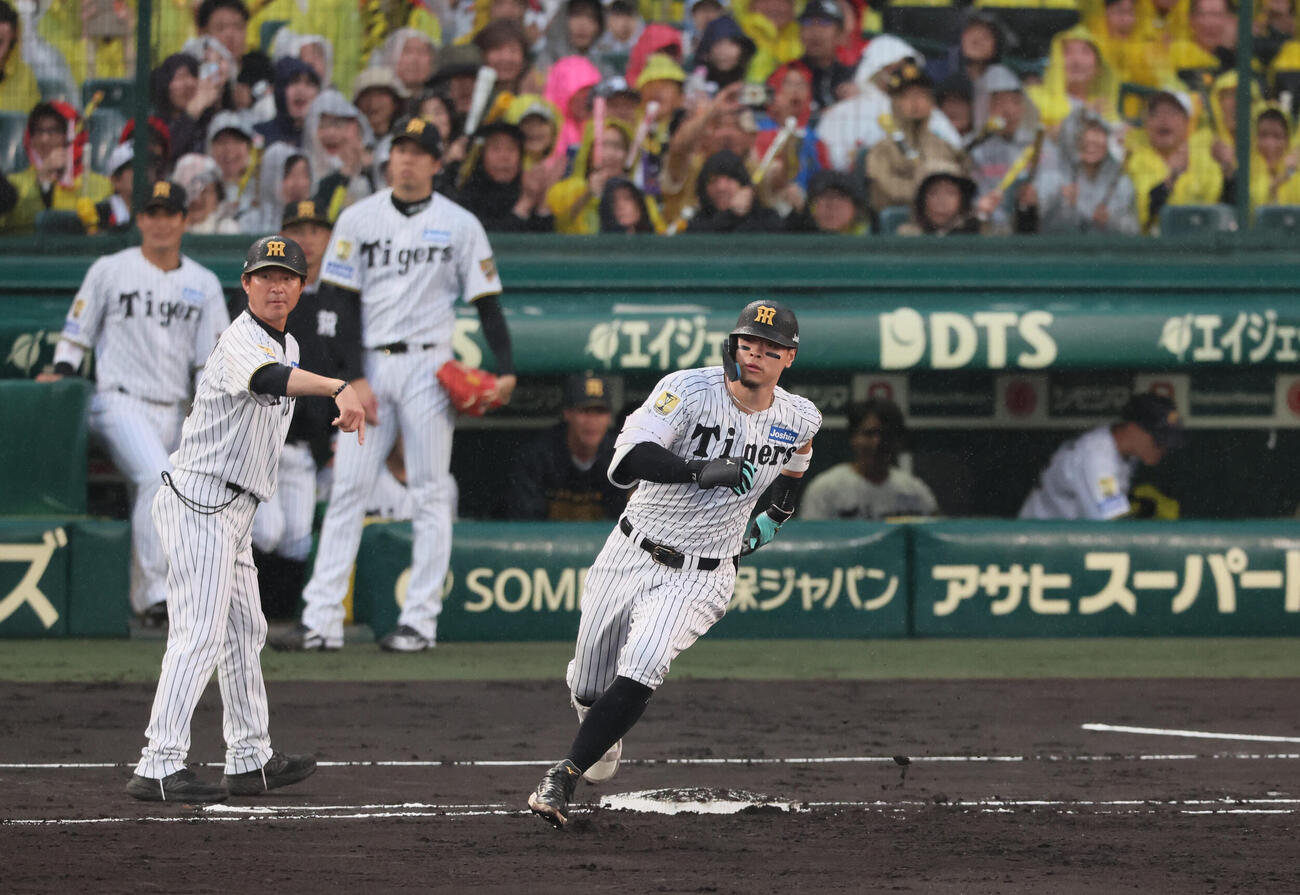 阪神対巨人　4回裏阪神1死一塁、阪神佐藤輝明は先制適時三塁打を放つ（撮影・宮崎幸一）