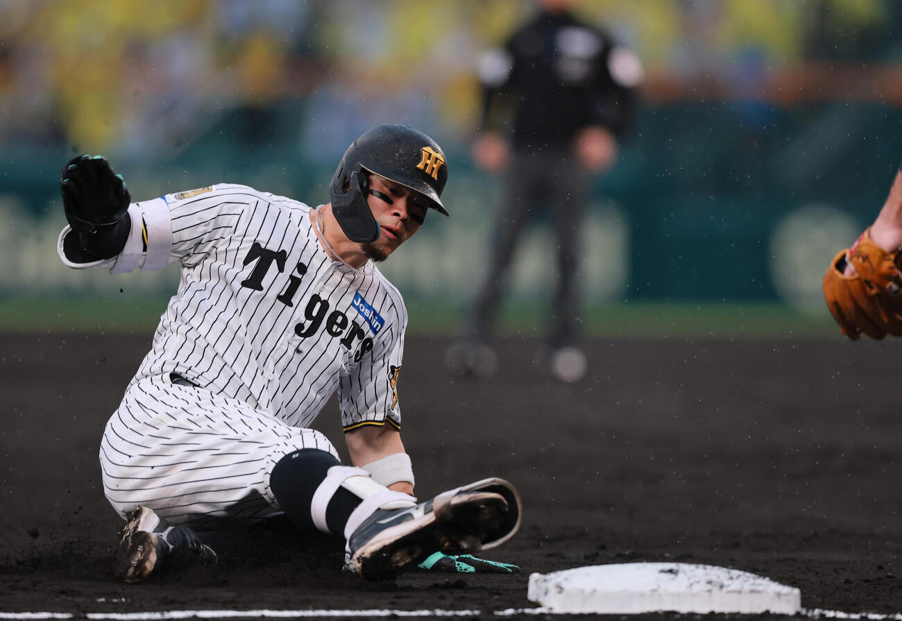 阪神対巨人　4回裏阪神1死一塁、佐藤輝明は適時三塁打を放ち滑り込む（撮影・上山淳一）