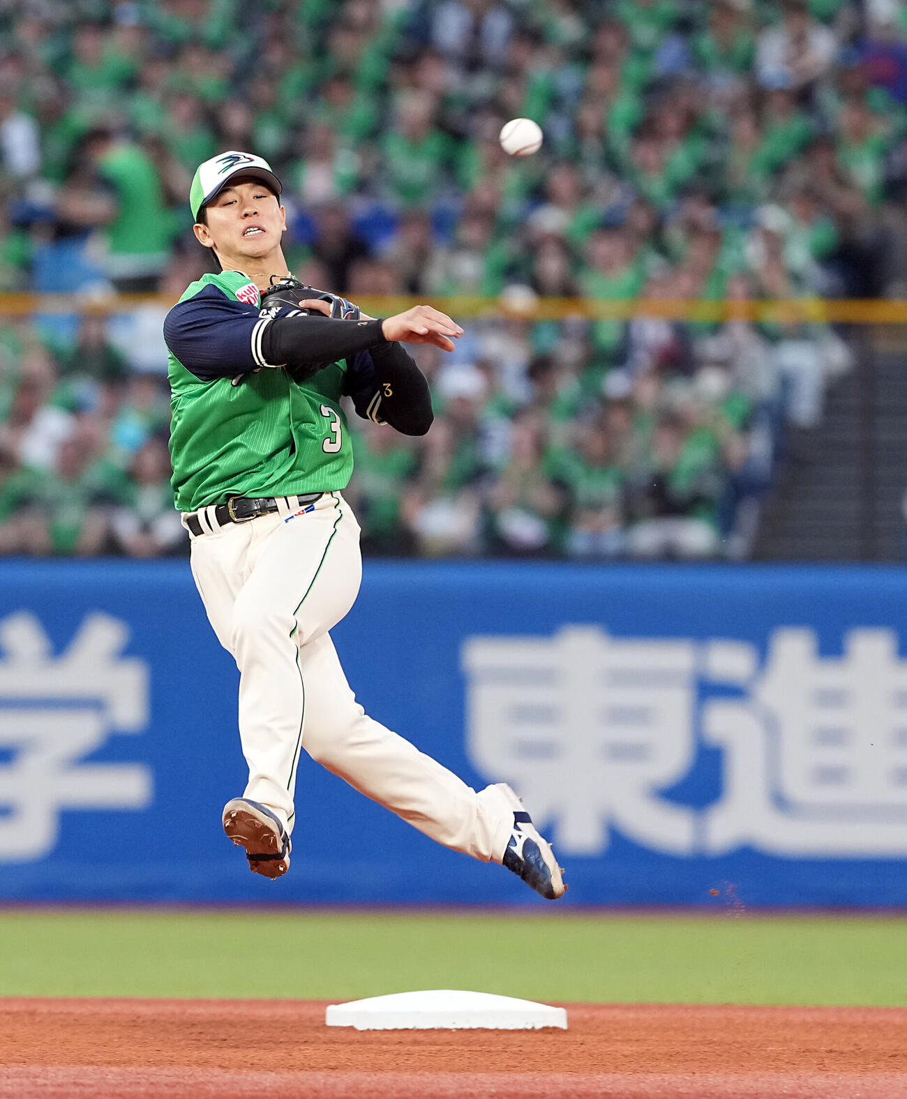 ヤクルト対DeNA 1回表DeNA無死、三森大貴の二ゴロさばく内山壮真（撮影・たえ見朱実）
