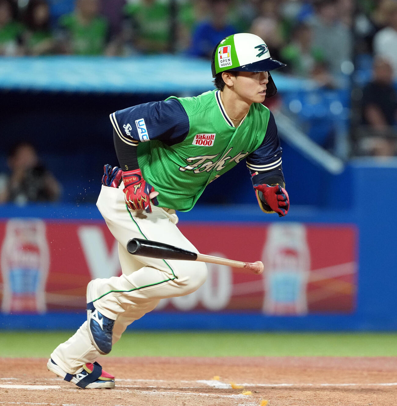 ヤクルト対DeNA 4回裏ヤクルト無死、右前に安打を放つ内山壮真（撮影・たえ見朱実）