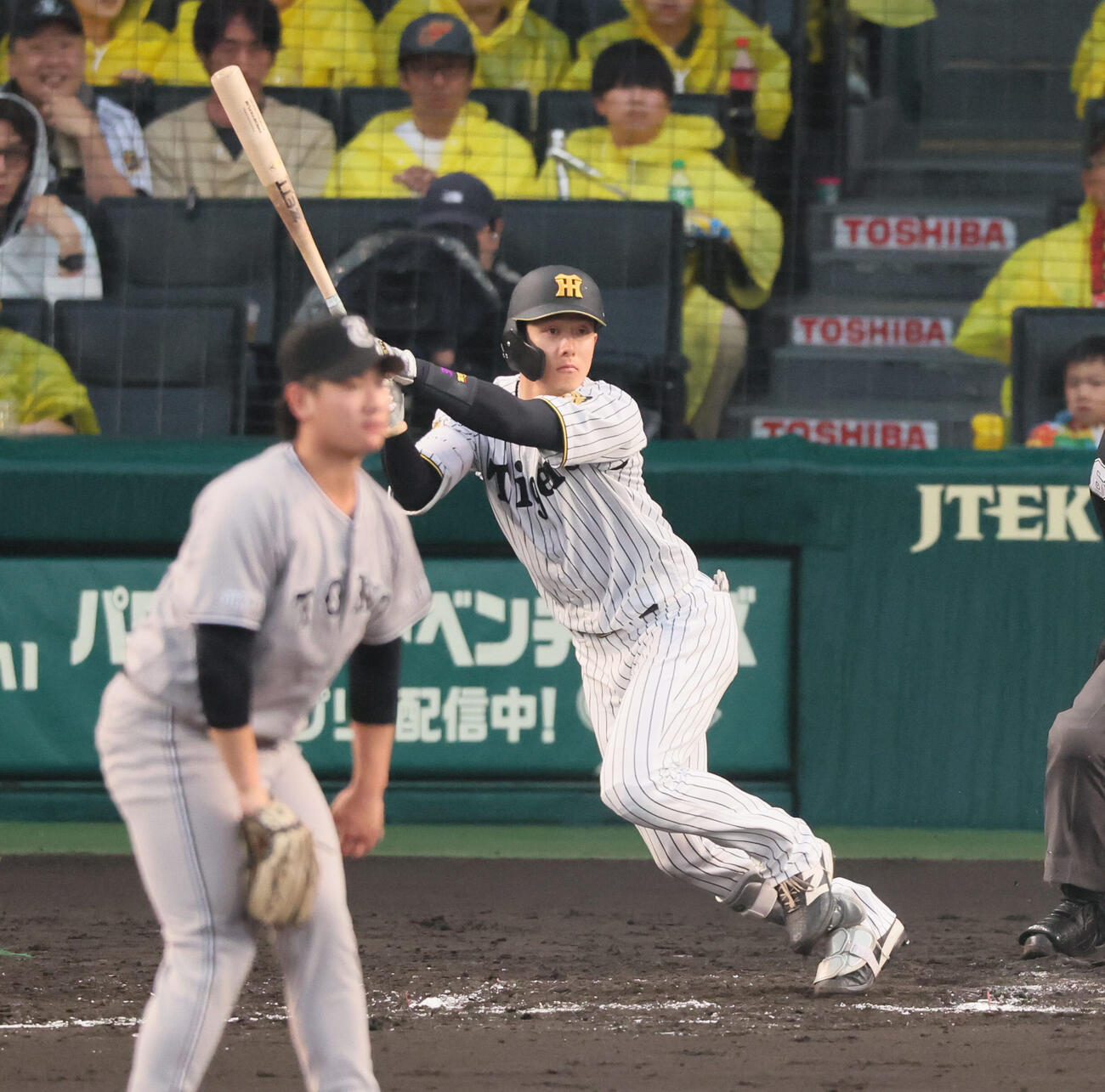 阪神対巨人　4回裏阪神2死一塁、阪神小幡竜平は左前打を放つ（撮影・宮崎幸一）