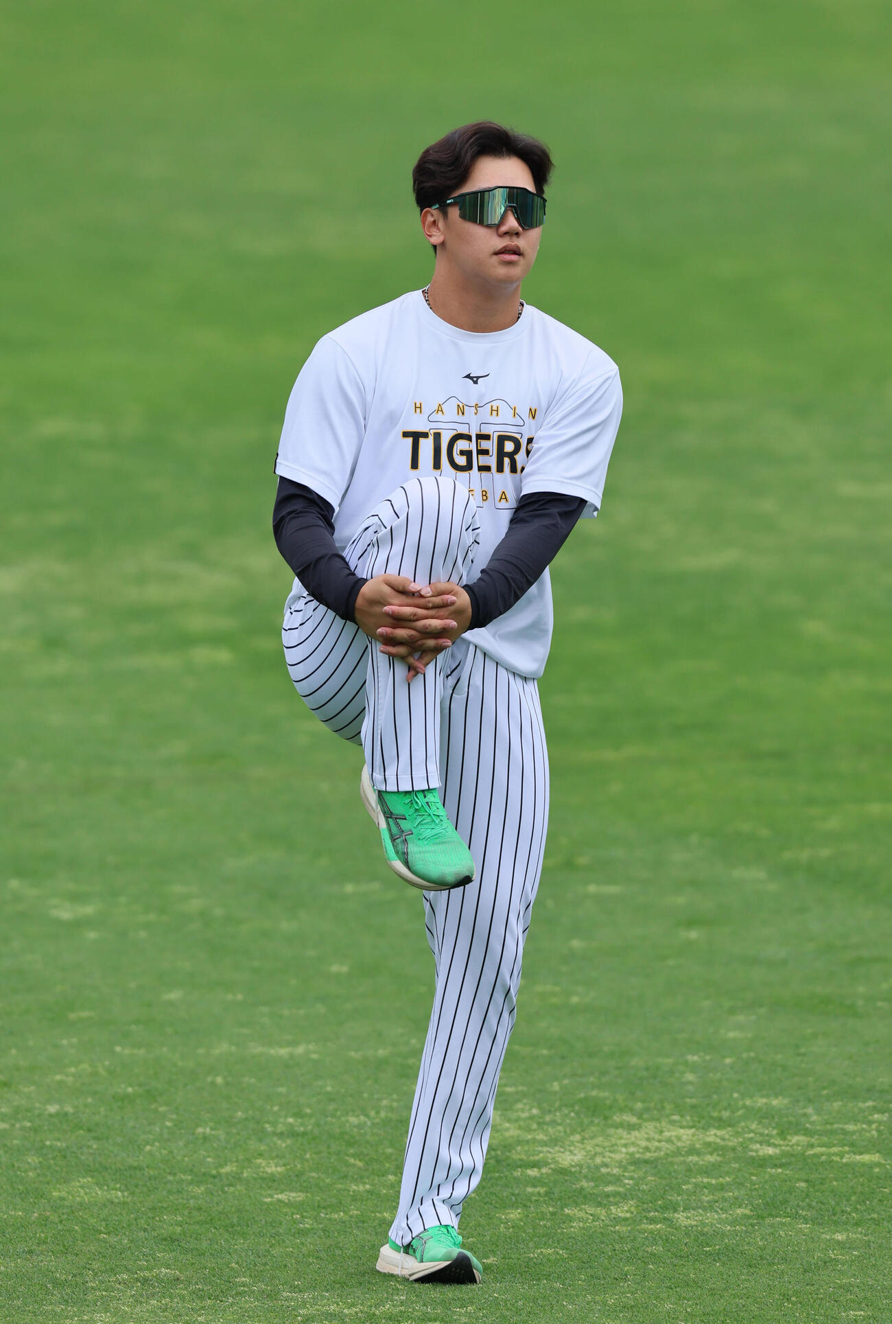 阪神対巨人　ウオームアップする阪神門別啓人　（撮影・宮崎幸一）