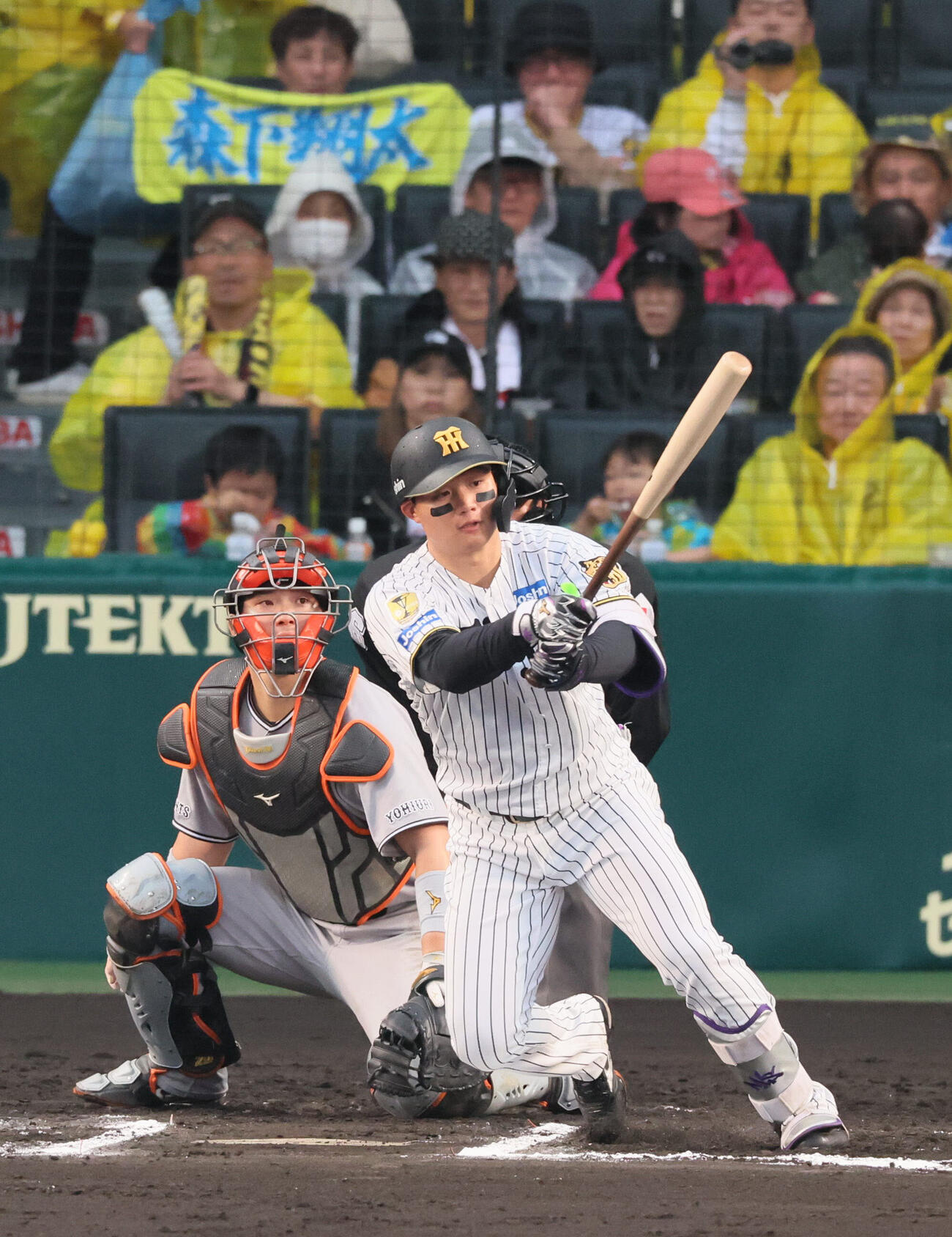 阪神対巨人　6回裏阪神無死一塁、阪神森下翔太は二塁打を放つ（撮影・宮崎幸一）