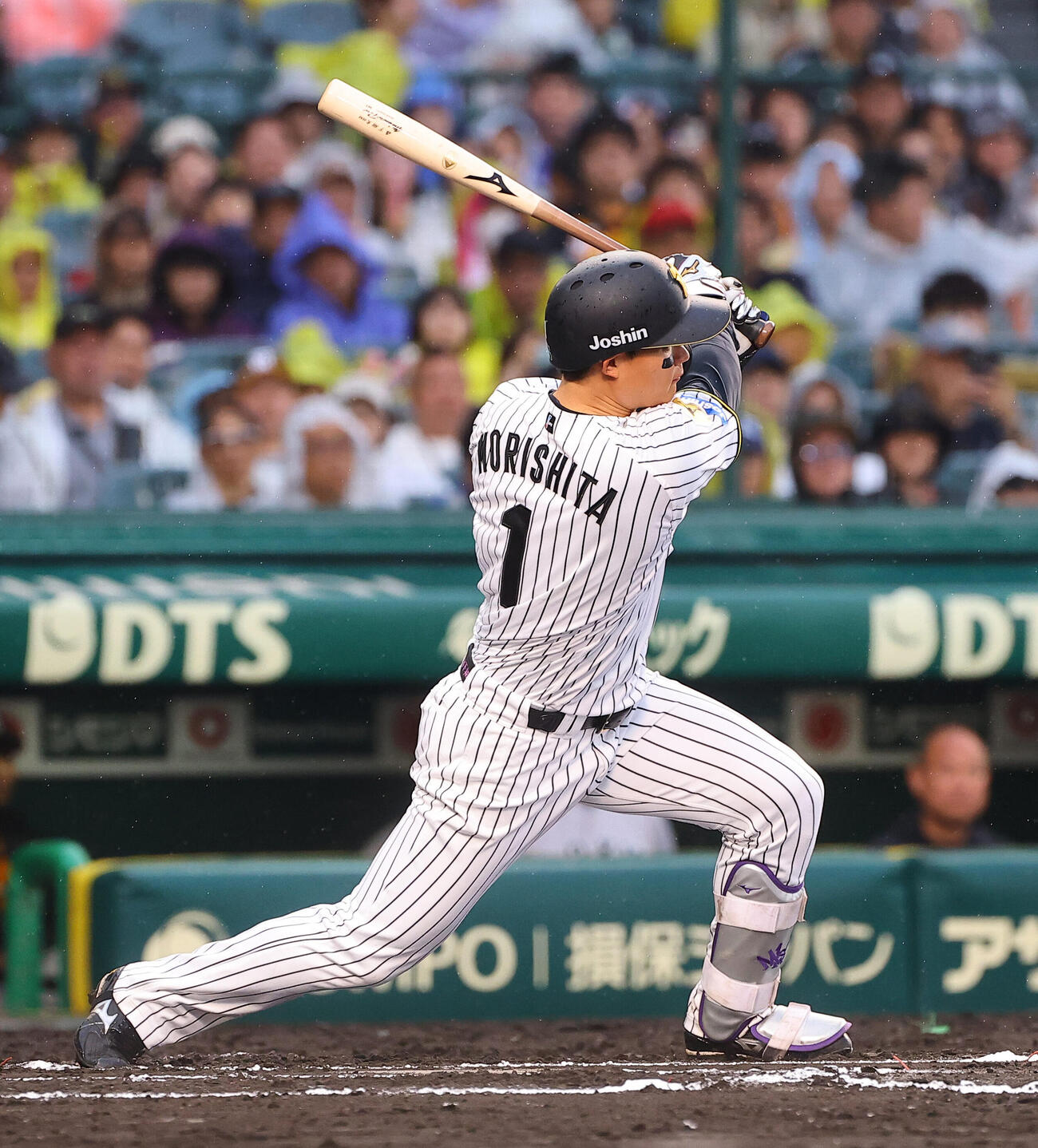 阪神対巨人　6回裏阪神無死一塁、森下翔太は二塁打を放つ（撮影・上田博志）