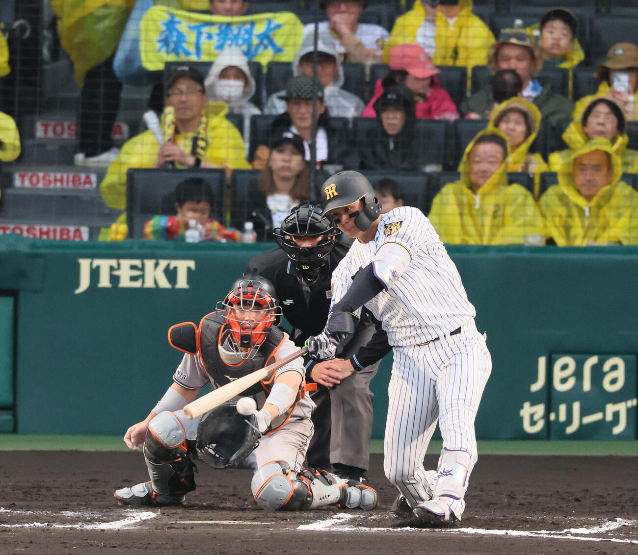 阪神対巨人　6回裏阪神無死一塁、阪神森下翔太は二塁打を放つ（撮影・宮崎幸一）