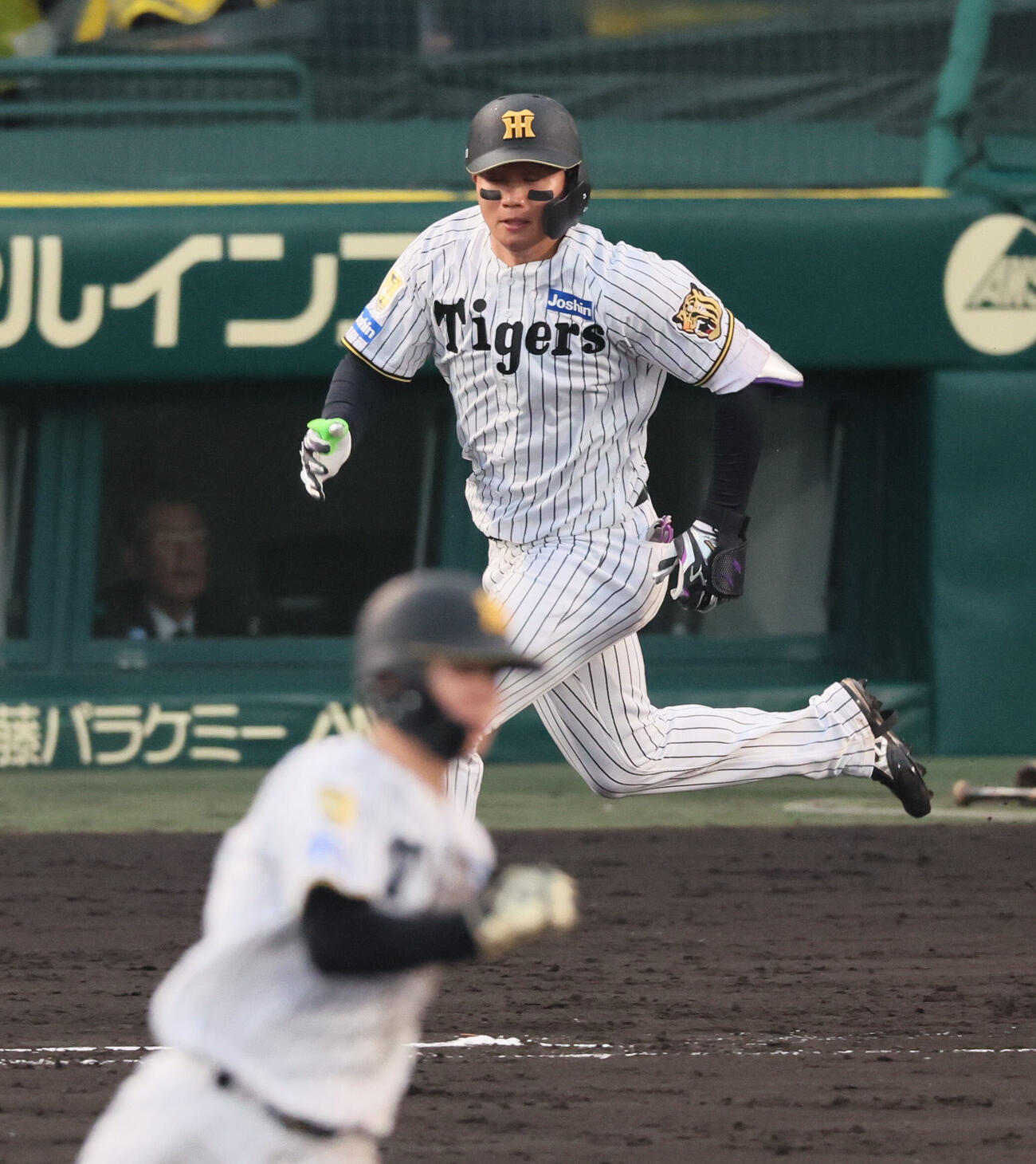 阪神対巨人　6回裏阪神無死一塁、阪神森下翔太は二塁打を放つ（撮影・宮崎幸一）