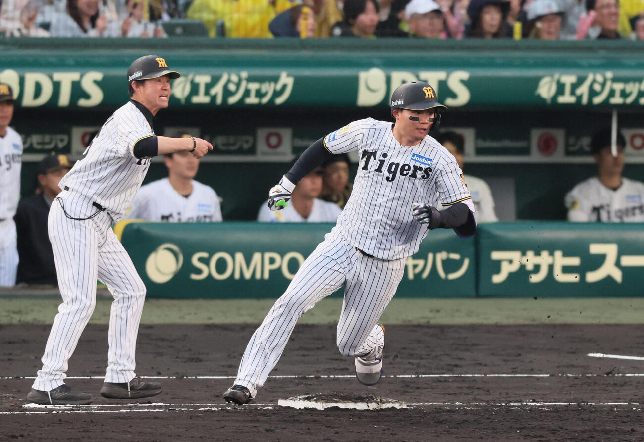 阪神対巨人　6回裏阪神無死一塁、阪神森下翔太は二塁打を放つ（撮影・宮崎幸一）