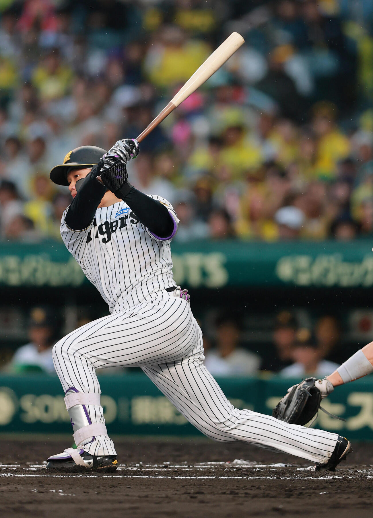 阪神対巨人　6回裏阪神無死一塁、二塁打を放つ森下翔太（撮影・上山淳一）