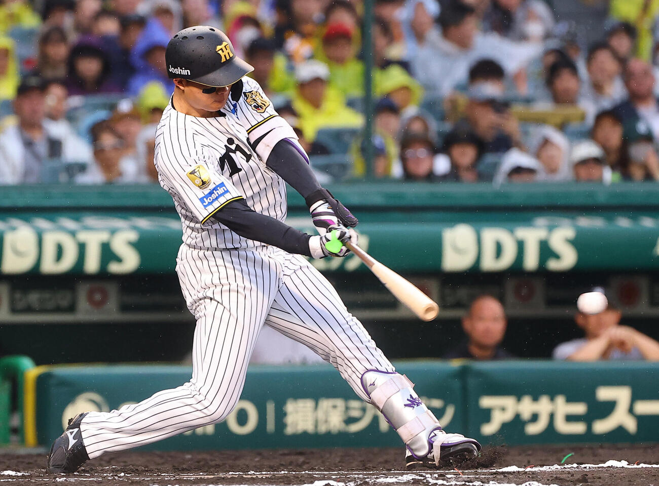 阪神対巨人　6回裏阪神無死一塁、森下翔太は二塁打を放つ（撮影・上田博志）