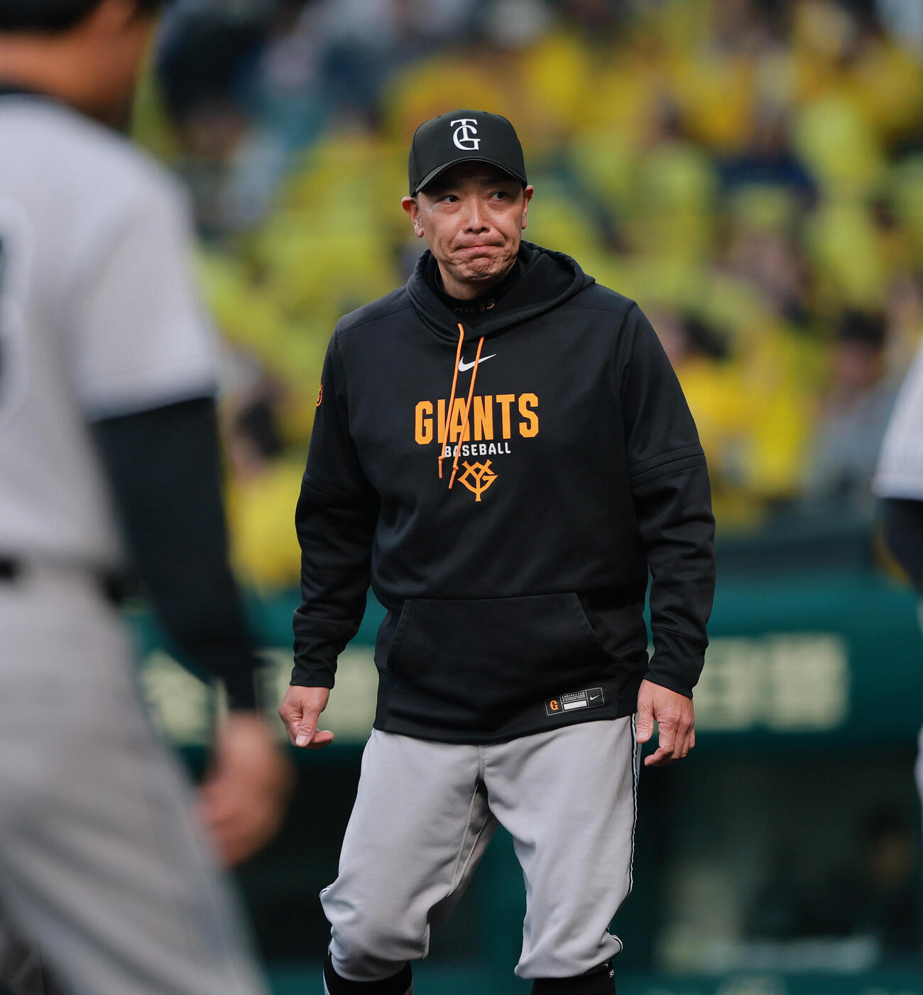 阪神対巨人　7回攻撃を終え、阿部慎之助監督は球審に交代を告げベンチに戻る（撮影・上山淳一）
