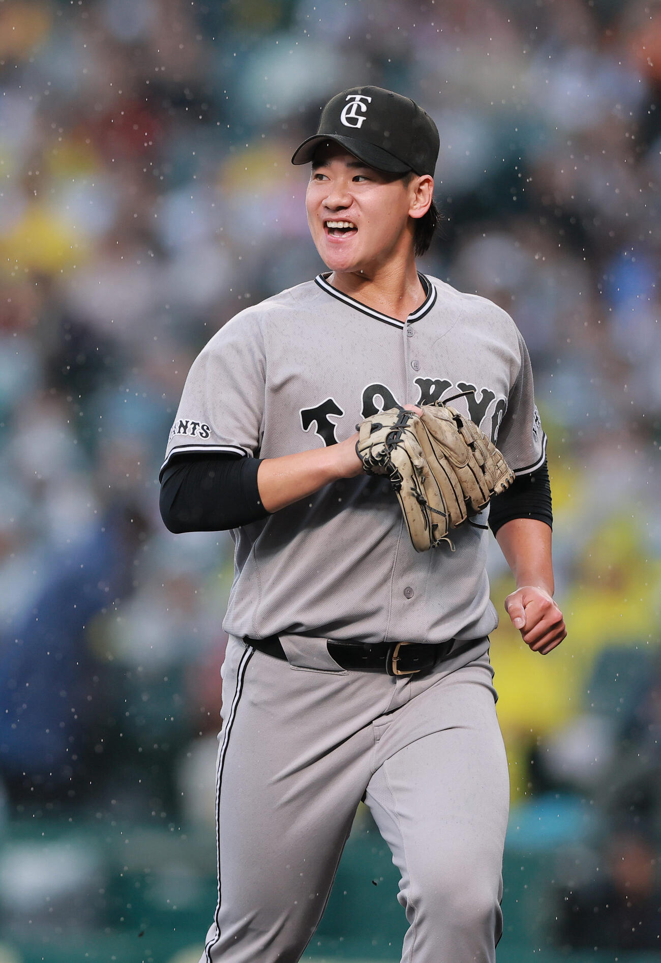 阪神対巨人　3回裏を投げ終え笑顔でベンチに引き揚げる巨人先発の井上温大（撮影・上山淳一）