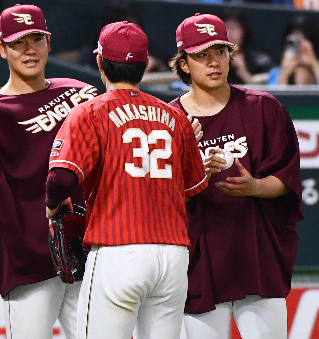 ソフトバンク対楽天　今季2勝目を挙げた早川隆久（右）は中島大輔からウイニングボールを受け取る（撮影・岩下翔太）