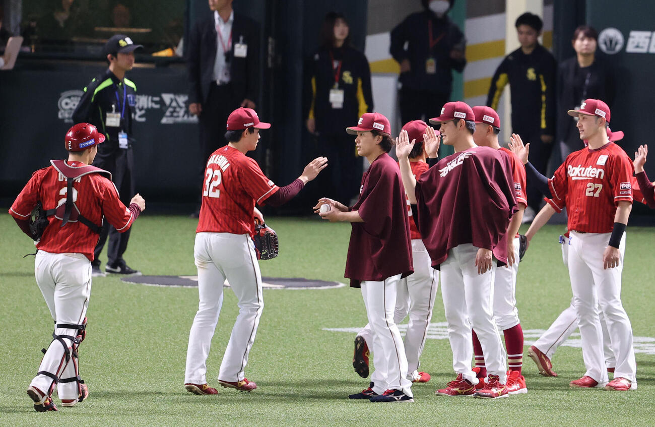 ソフトバンク対楽天　　勝利投手となった早川隆久は中島大輔にウイニングボールを渡される（撮影・梅根麻紀）＝2026年5月3日