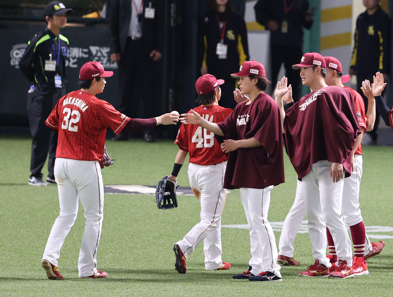 ソフトバンク対楽天　勝利投手となった早川隆久は中島大輔からウイニングボールを受け取る（撮影・梅根麻紀）