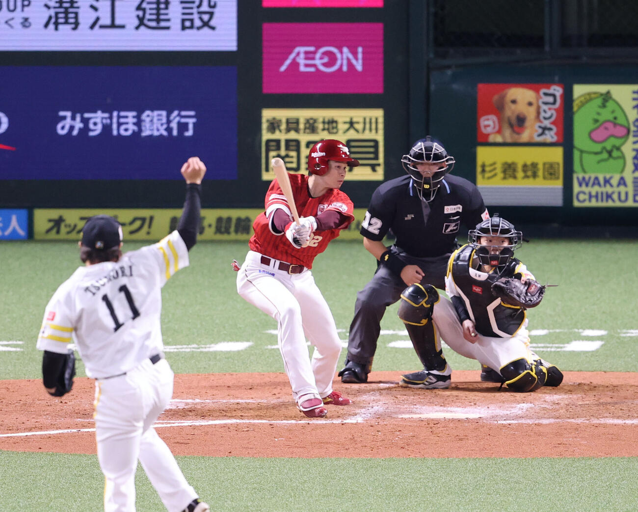 ソフトバンク対楽天　　8回表楽天2死一、二塁、中島大輔は左越えに適時二塁打を放つ（撮影・梅根麻紀）＝2026年5月3日