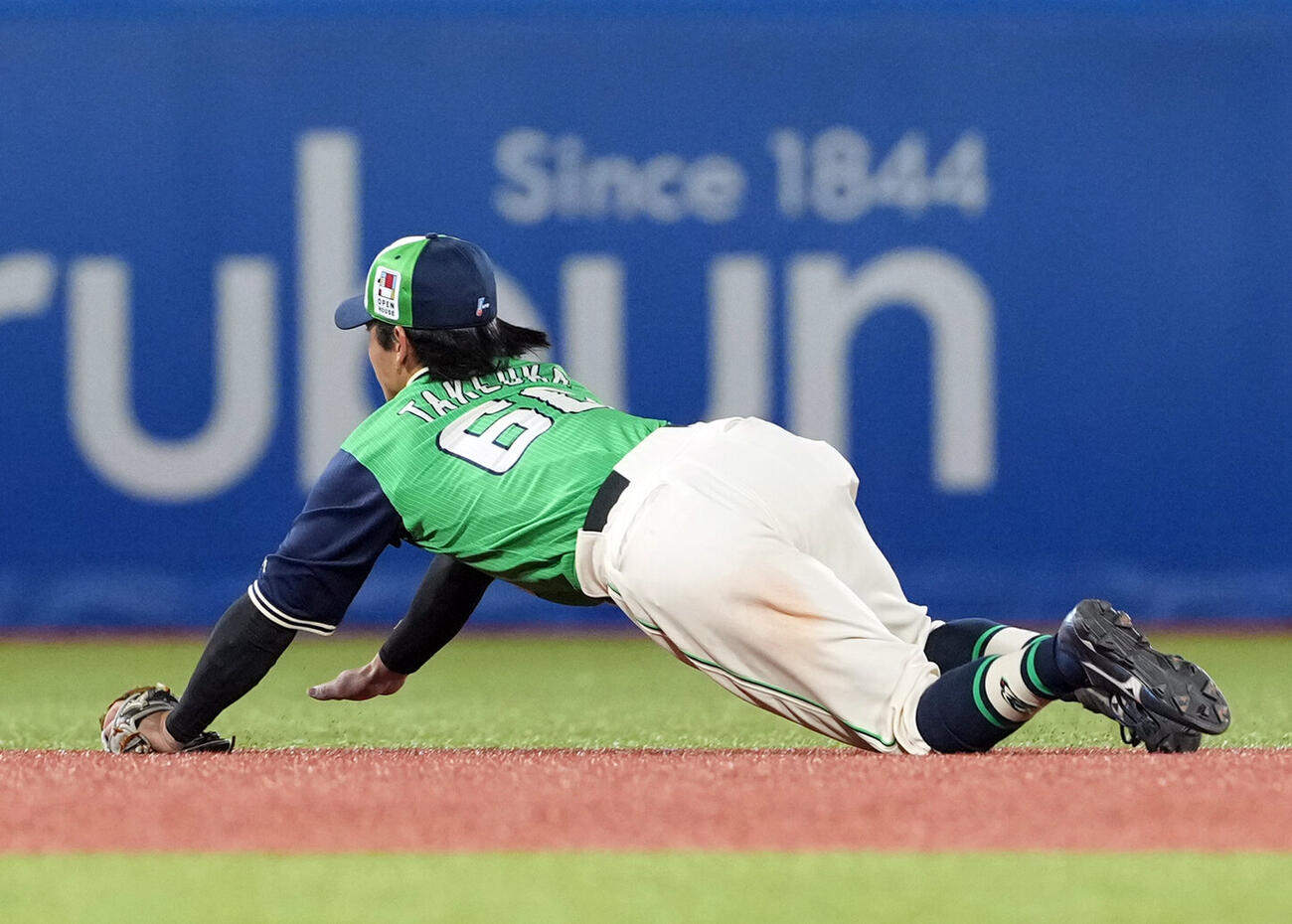 ヤクルト対DeNA 4回表DeNA2死、石田裕太郎の抜けそうな当たりにに飛びく武岡龍世（撮影・たえ見朱実）
