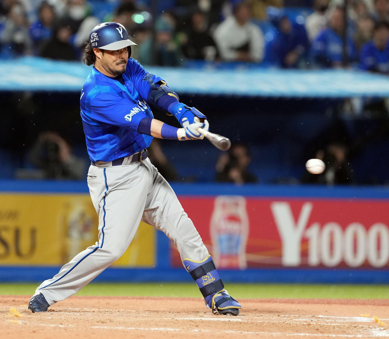 ヤクルト対DeNA 8回表DeNA2死一塁、投手内野安打を放つ宮崎敏郎（撮影・たえ見朱実）