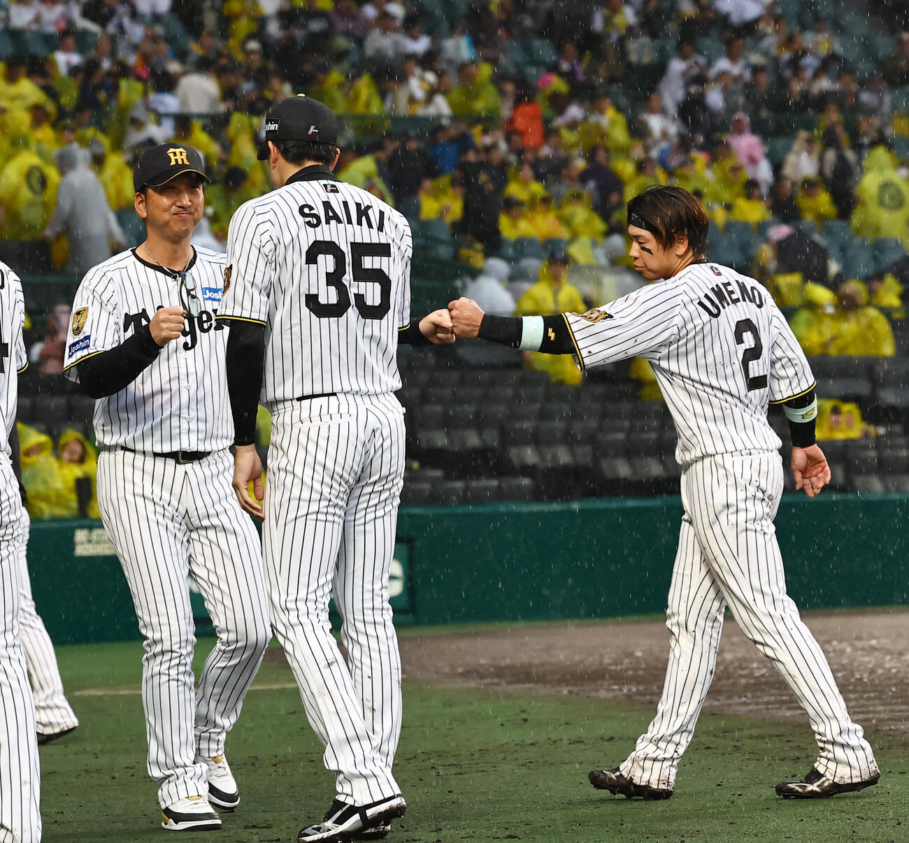 阪神対巨人　勝利した藤川球児監督（左）は才木浩人（中央）梅野隆太郎とグータッチをする（撮影・上田博志）