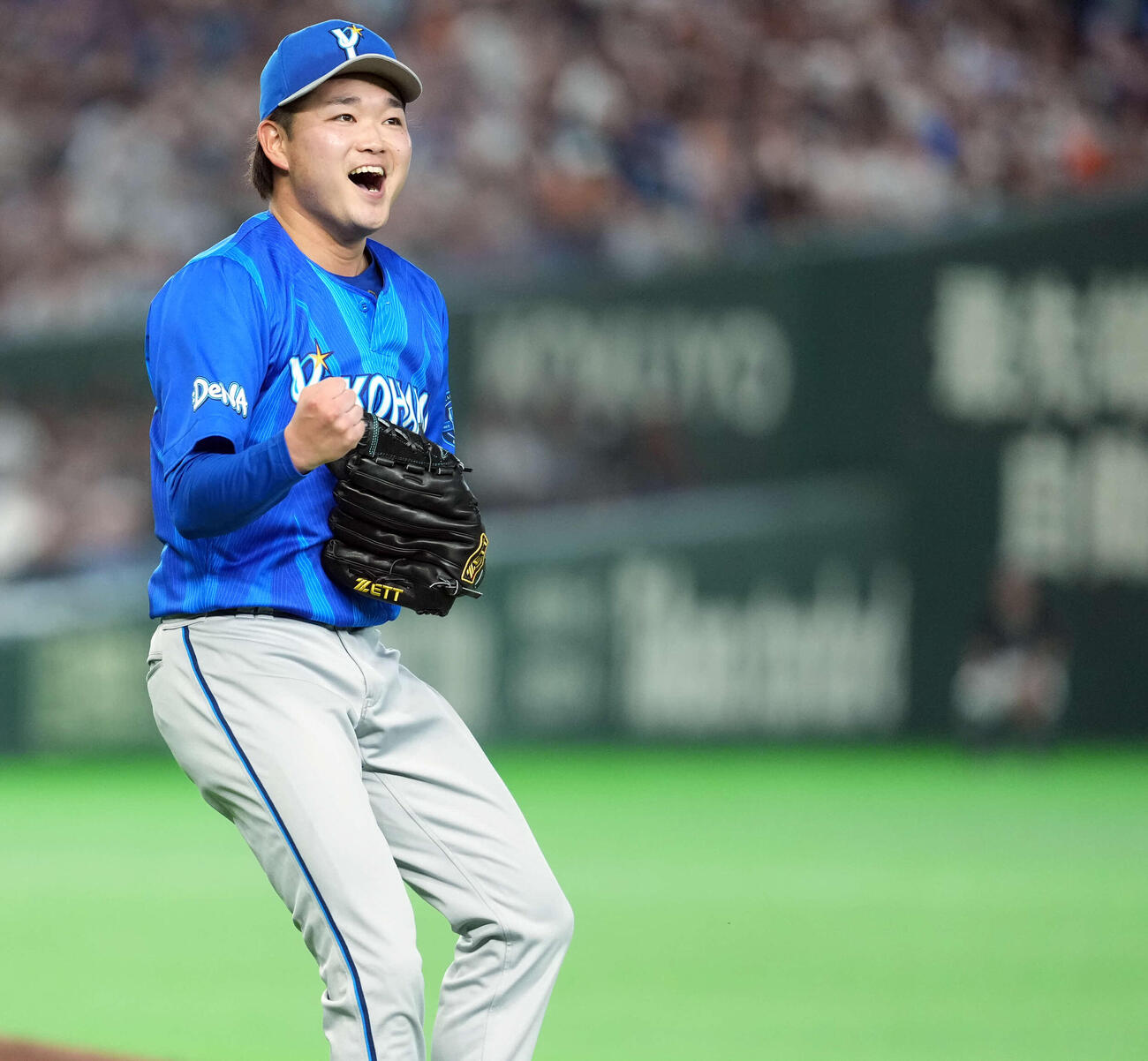巨人対DeNA 6回裏巨人1死一、三塁、ダルベックを併殺打に打ち取りガッツポーズを決める石田裕（撮影・たえ見朱実）