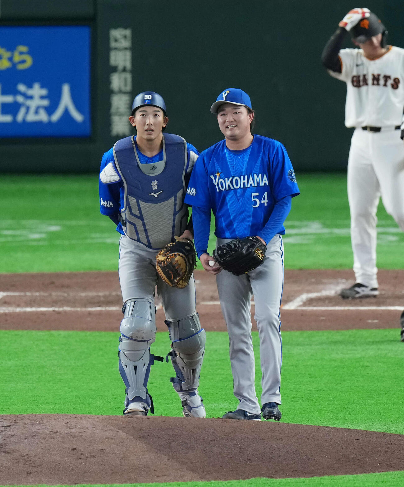 巨人対DeNA 4回裏巨人2死一、二塁、走者を抱え話をする山本（左）と石田裕（撮影・増田悦実）