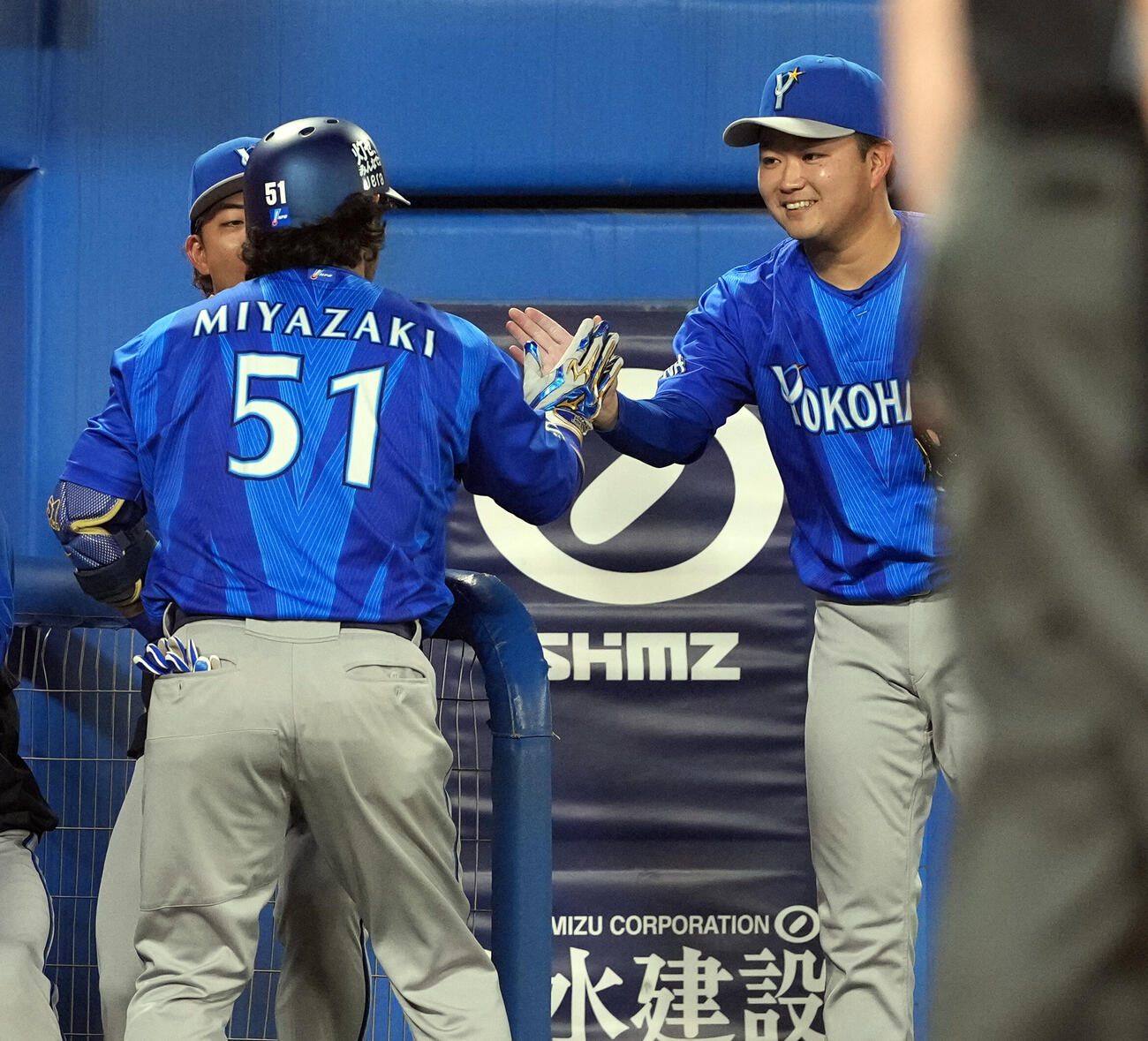 ヤクルト対DeNA 5回表DeNA2死、ソロ本塁打を放った宮崎敏郎を迎える石田裕太郎（撮影・たえ見朱実）