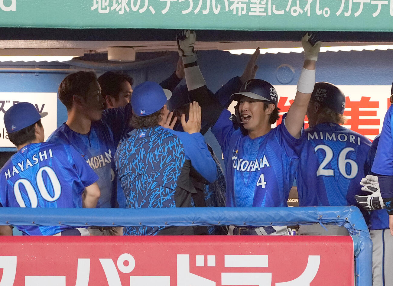 ヤクルト対DeNA 9回表DeNA1死一、二塁、2点本塁打を放った度会隆輝はベンチの中でガッツポーズ（撮影・たえ見朱実）