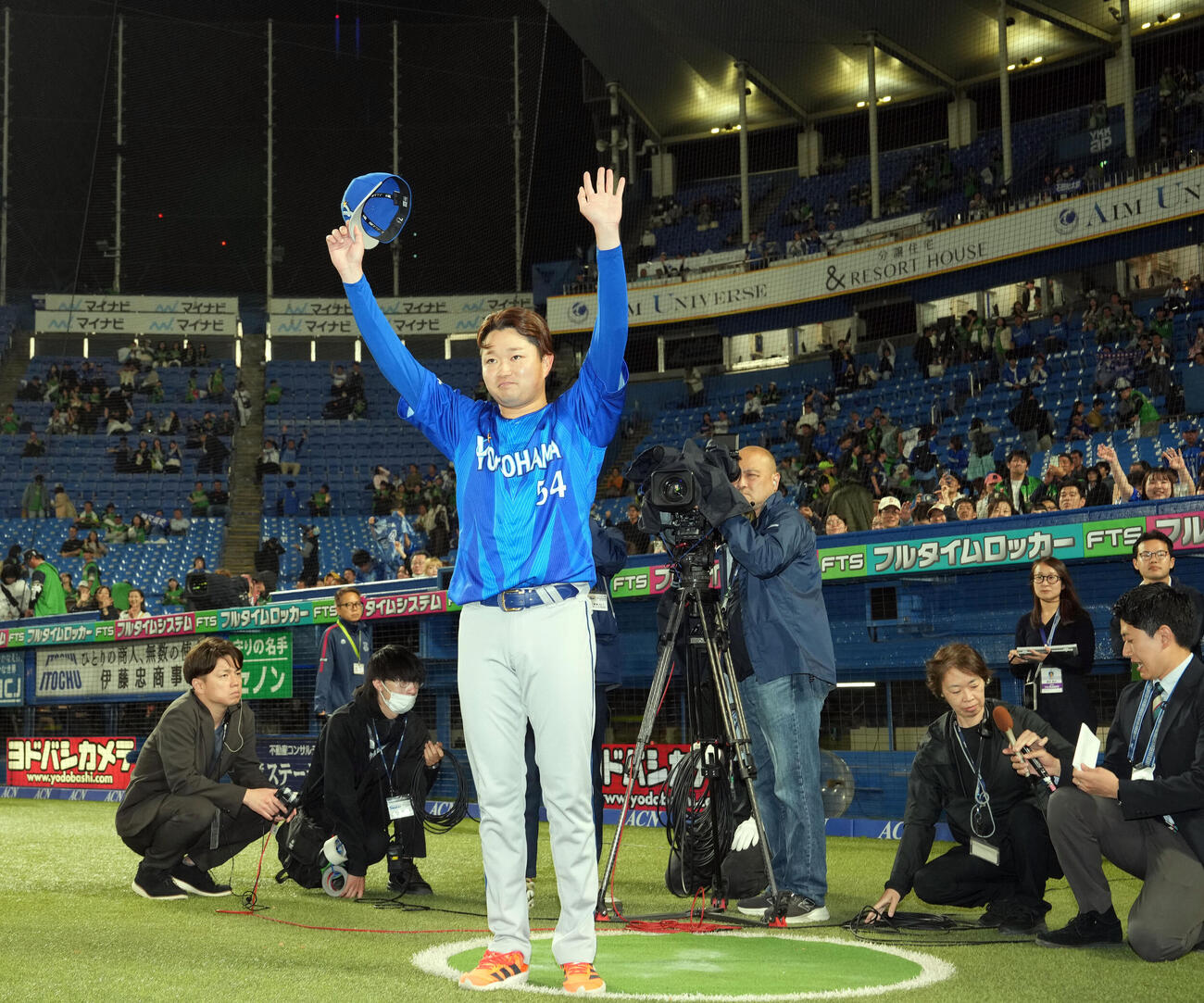 ヤクルト対DeNA　今季2勝目を挙げファンの声援に応えるDeNA石田裕太郎（撮影・たえ見朱実）