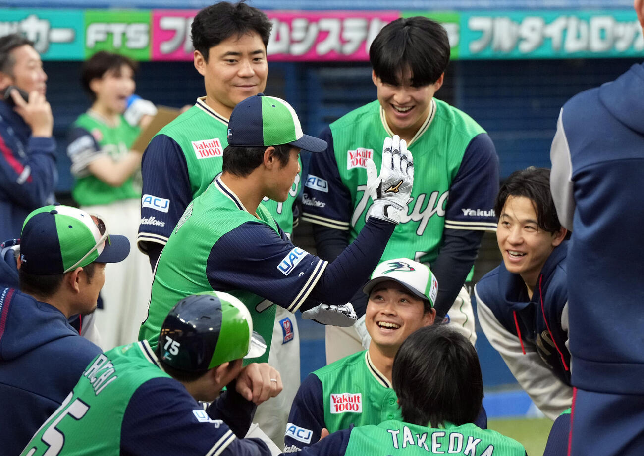 ヤクルト対DeNA　円陣で声を出すヤクルト茂木栄五郎（撮影・たえ見朱実）