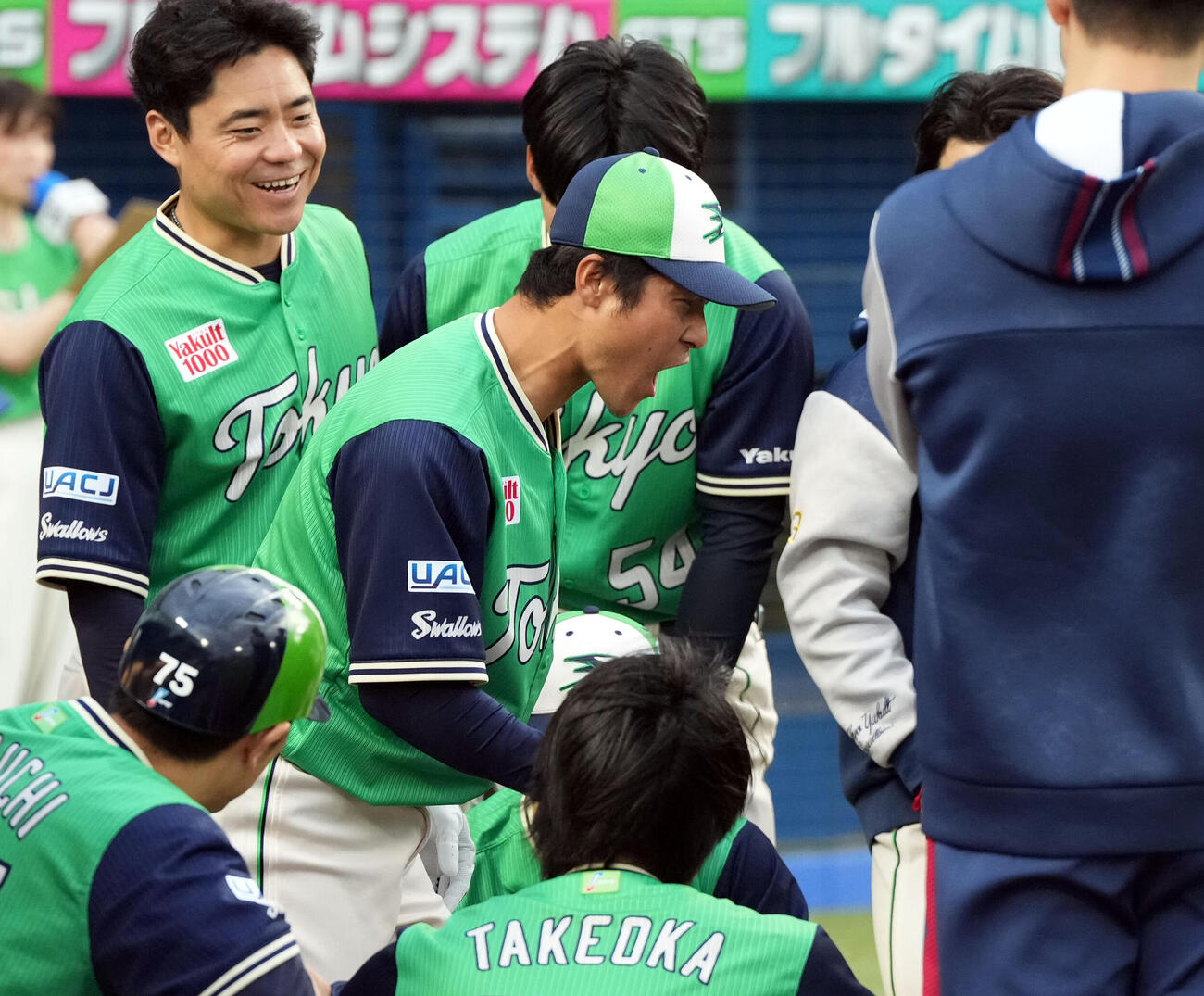ヤクルト対DeNA　円陣で声を出すヤクルト茂木栄五郎（撮影・たえ見朱実）