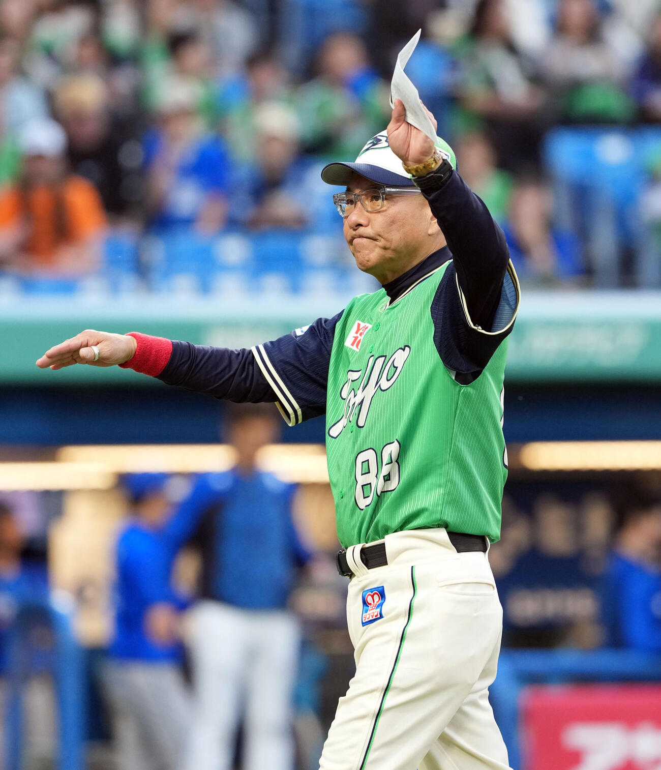 ヤクルト対DeNA　メンバー表の最終確認を終えファンの声援に手を振るヤクルト池山隆寛監督（撮影・たえ見朱実）