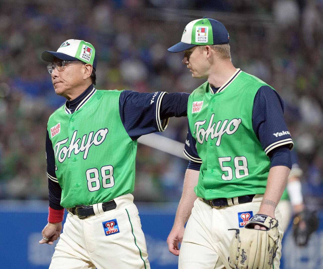 ヤクルト対DeNA 6回途中でマウンドを降りるナッシュ・ウォルターズ。左は池山隆寛監督（撮影・たえ見朱実）