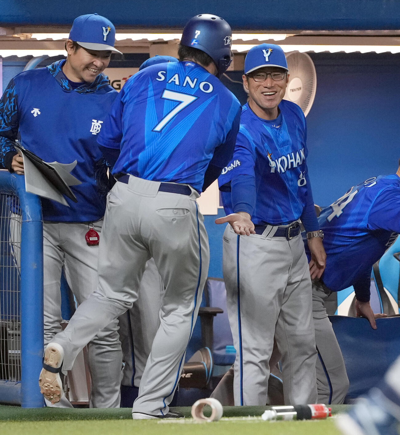 ヤクルト対DeNA 3回表DeNA2死二塁、宮崎敏郎の適時打で生還した佐野恵太を迎える相川亮二監督。左は中井大介コーチ（撮影・たえ見朱実）