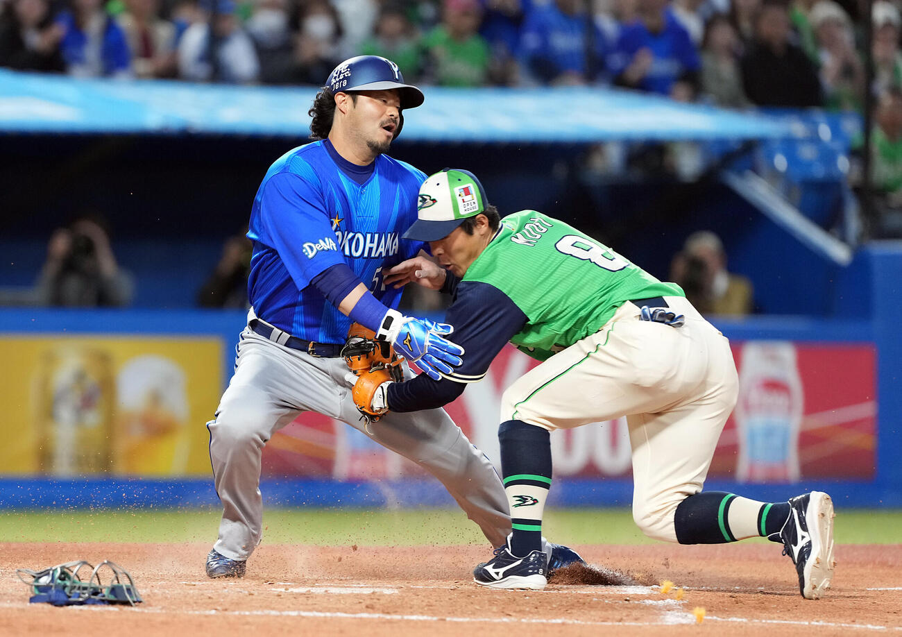 ヤクルト対DeNA 2回表DeNA2死二、三塁、京田陽太の一ゴロで飛び出した三走宮崎敏郎は本塁タッチアウト。右は茂木栄五郎（撮影・たえ見朱実）