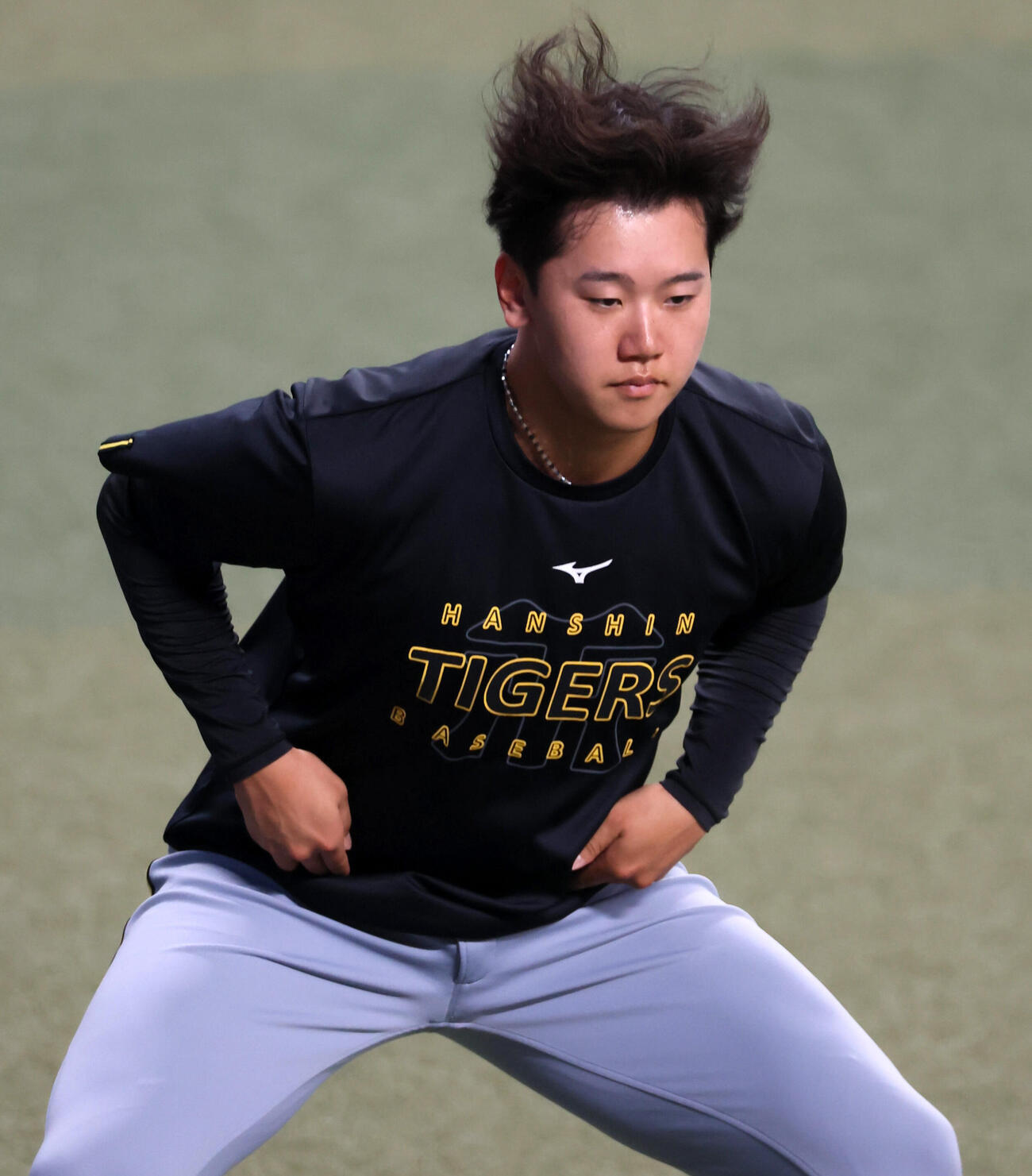 中日対阪神　練習でウオーミングアップする阪神門別啓人（撮影・加藤哉）