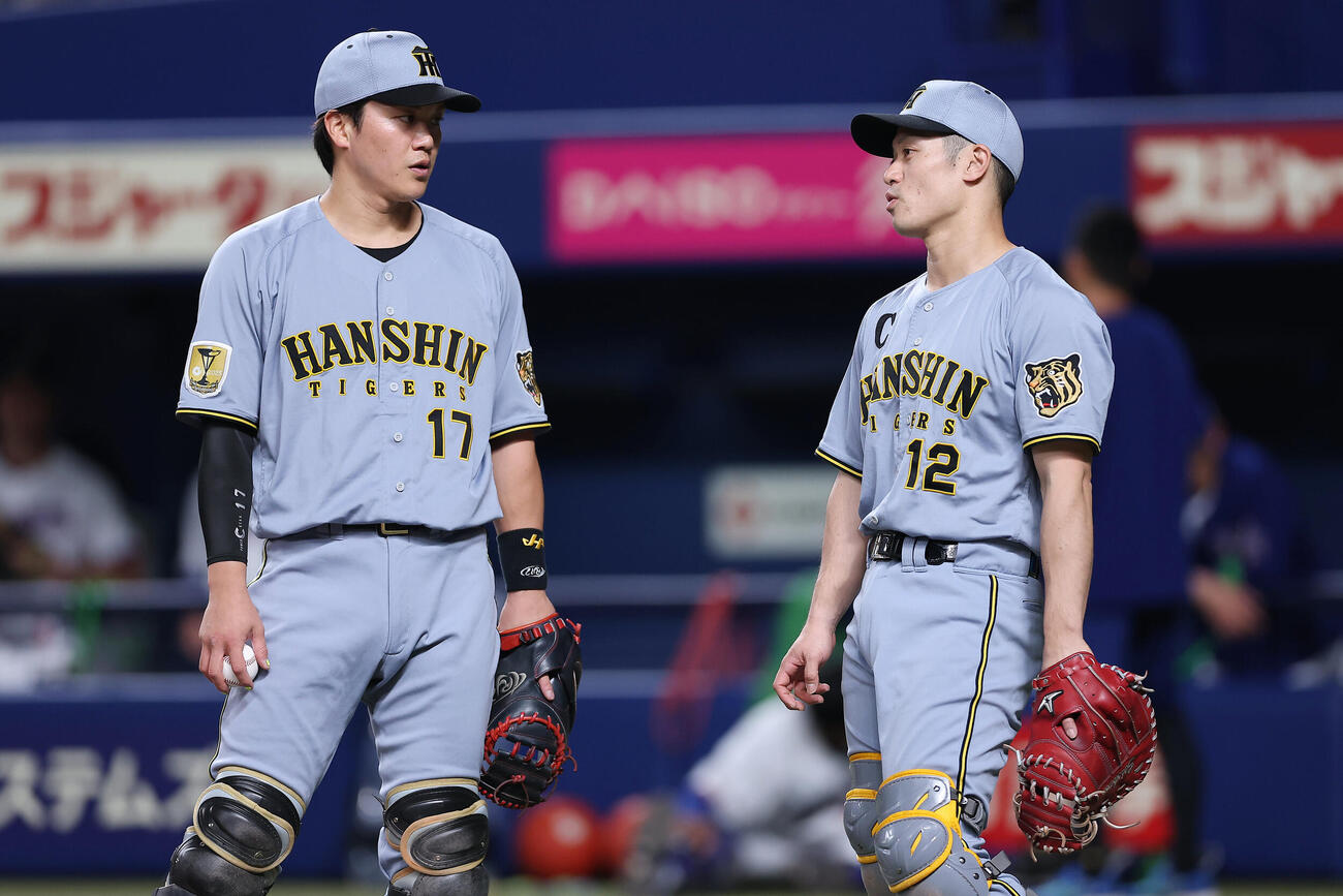 中日対阪神　試合前、言葉を交わす阪神伏見寅威（左）と坂本誠志郎（撮影・前田充）
