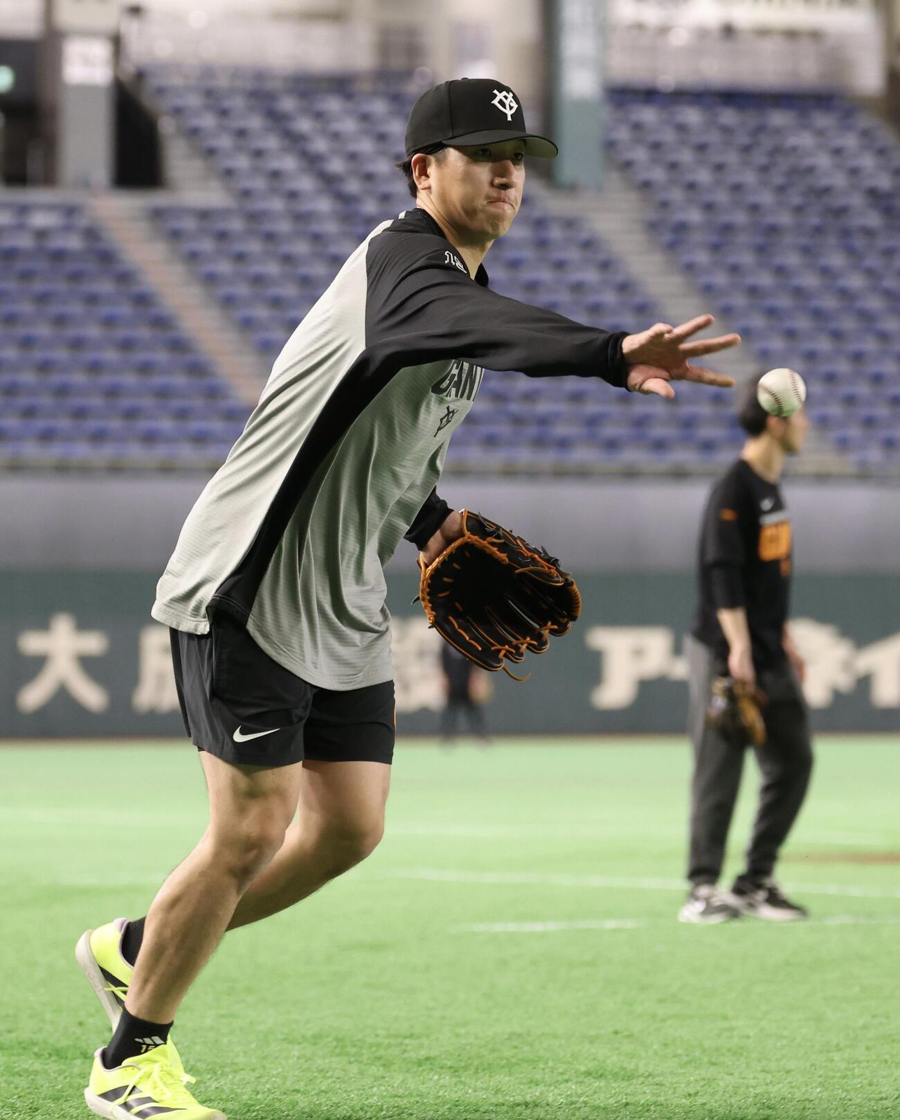 ノックを受ける巨人大勢（撮影・浅見桂子）
