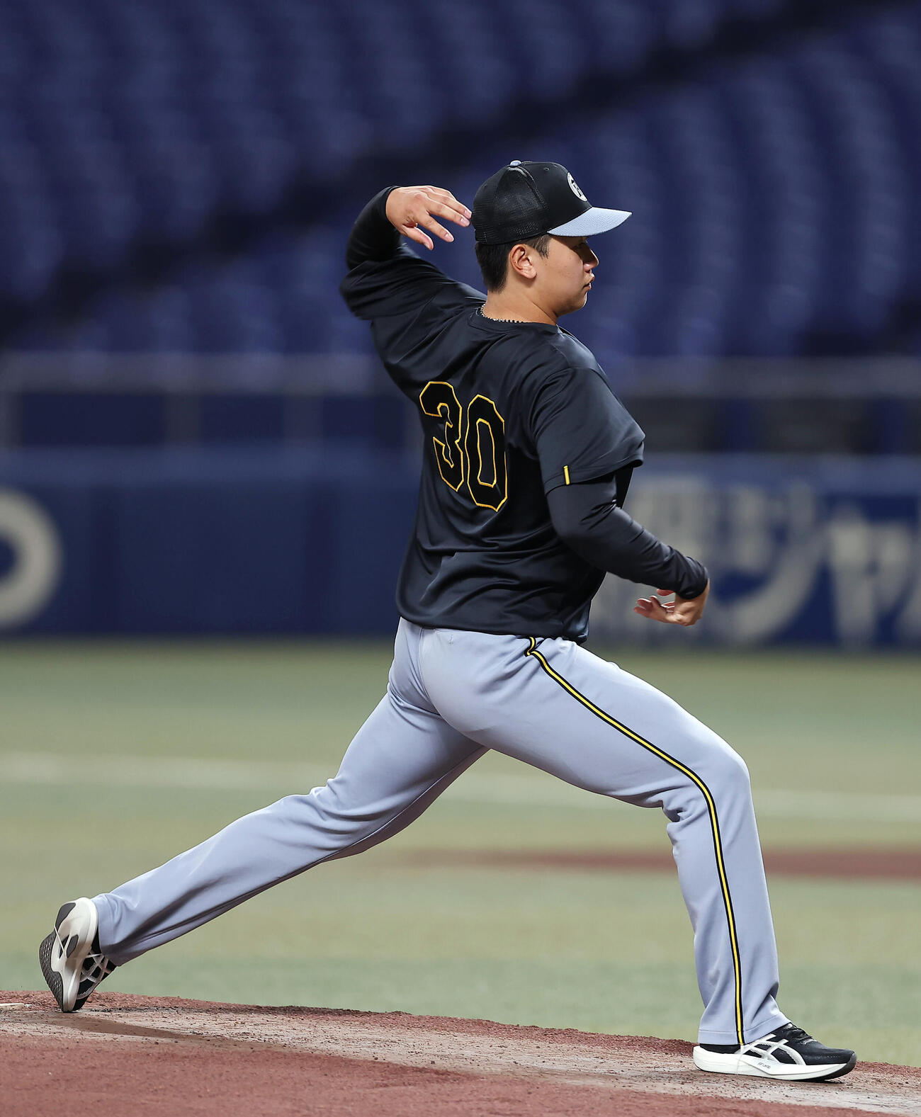 中日対阪神　バンテリンドームナゴヤのマウンドを確認する阪神門別啓人（撮影・前田充）