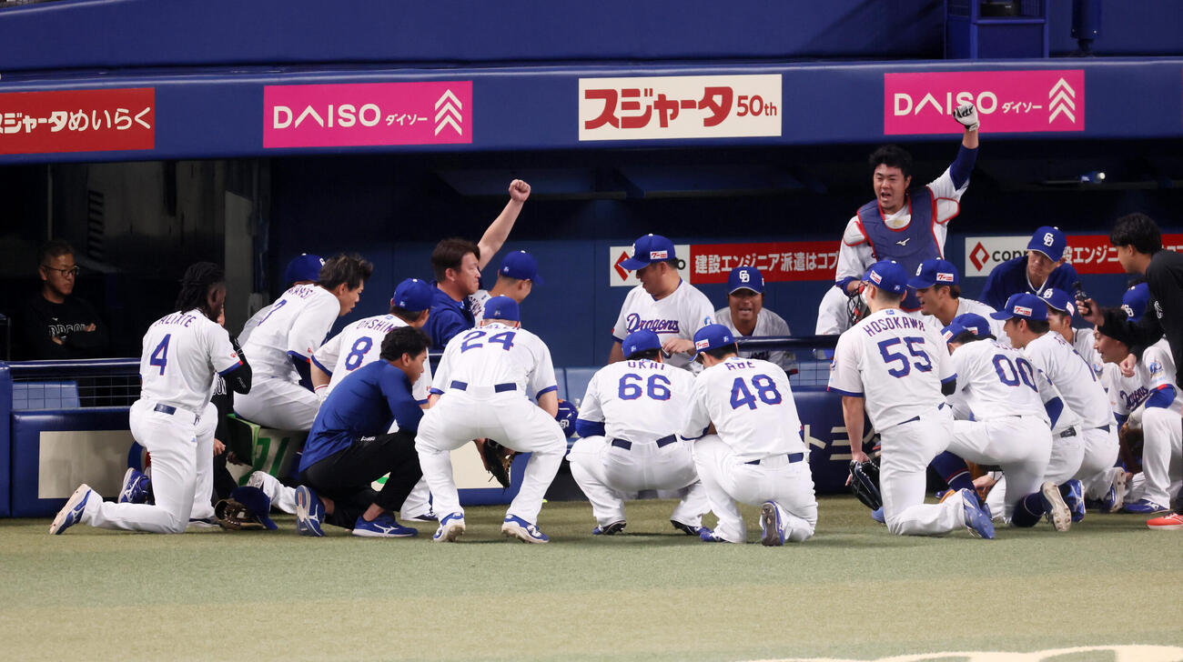 中日対阪神　試合前の円陣を組む中日ナイン（撮影・加藤哉）