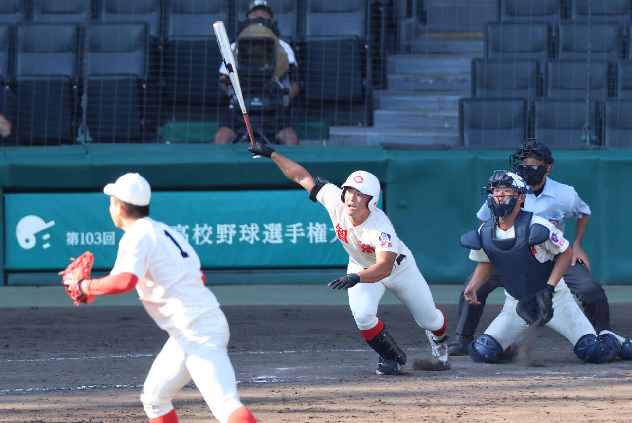 第103回全国高校野球選手権決勝　智弁和歌山対智弁学園　7回裏智弁学園2死一塁、右翼線へ二塁打を放つ前川右京（2021年8月撮影）