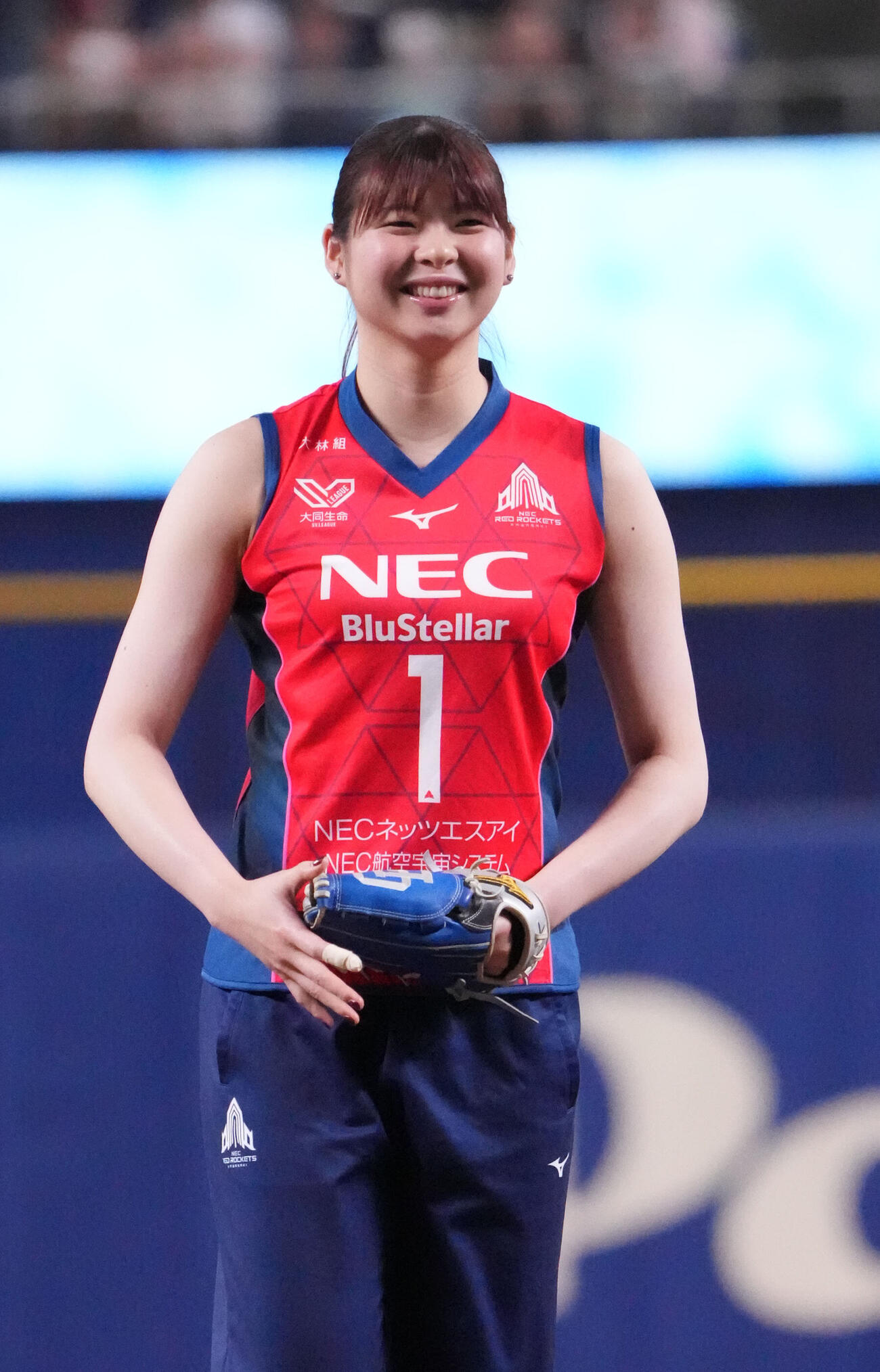 中日対阪神　試合前、始球式を行う山田二千華（撮影・森本幸一）