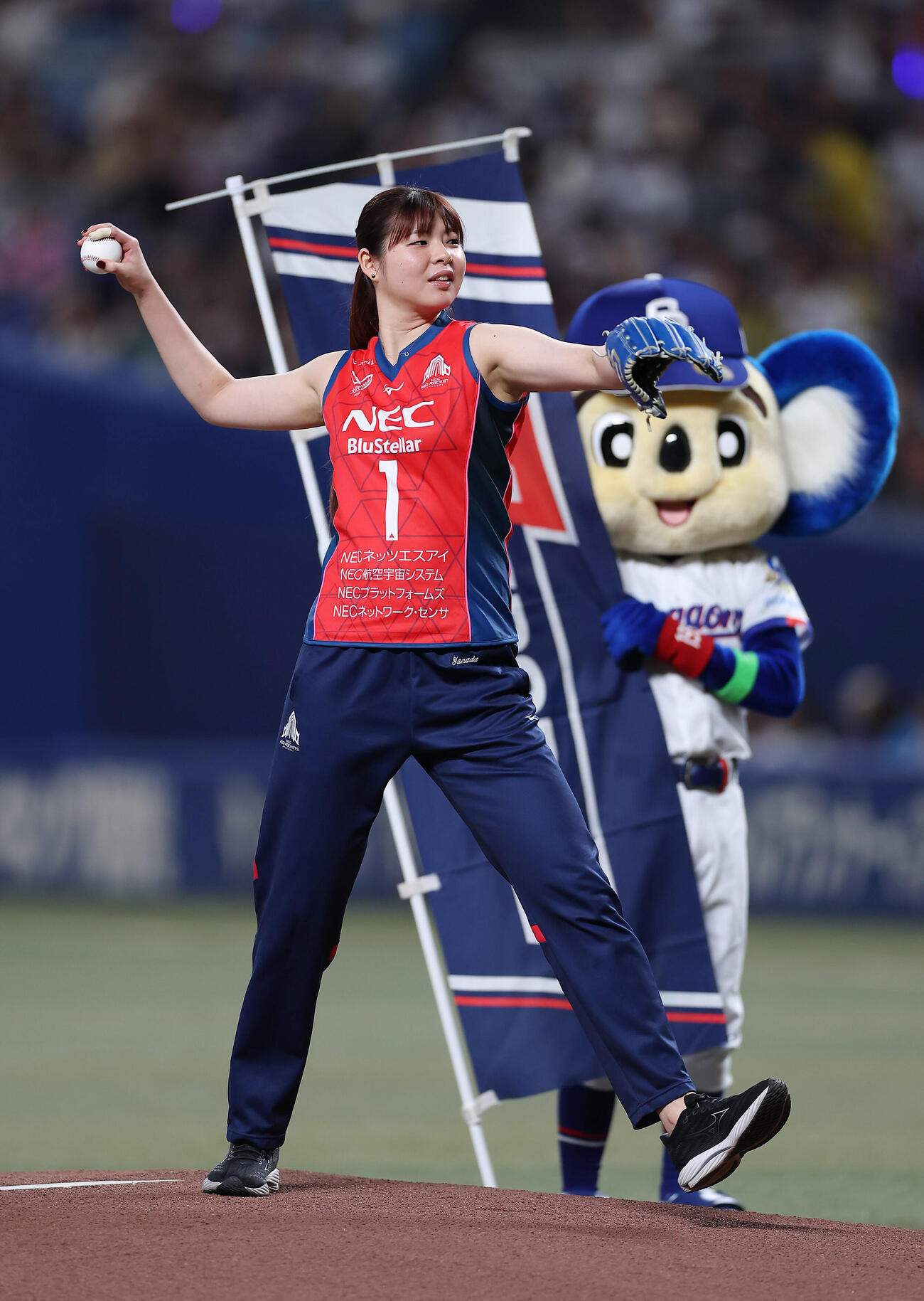 中日対阪神　始球式を務める女子バレーボールの山田二千華（撮影・前田充）