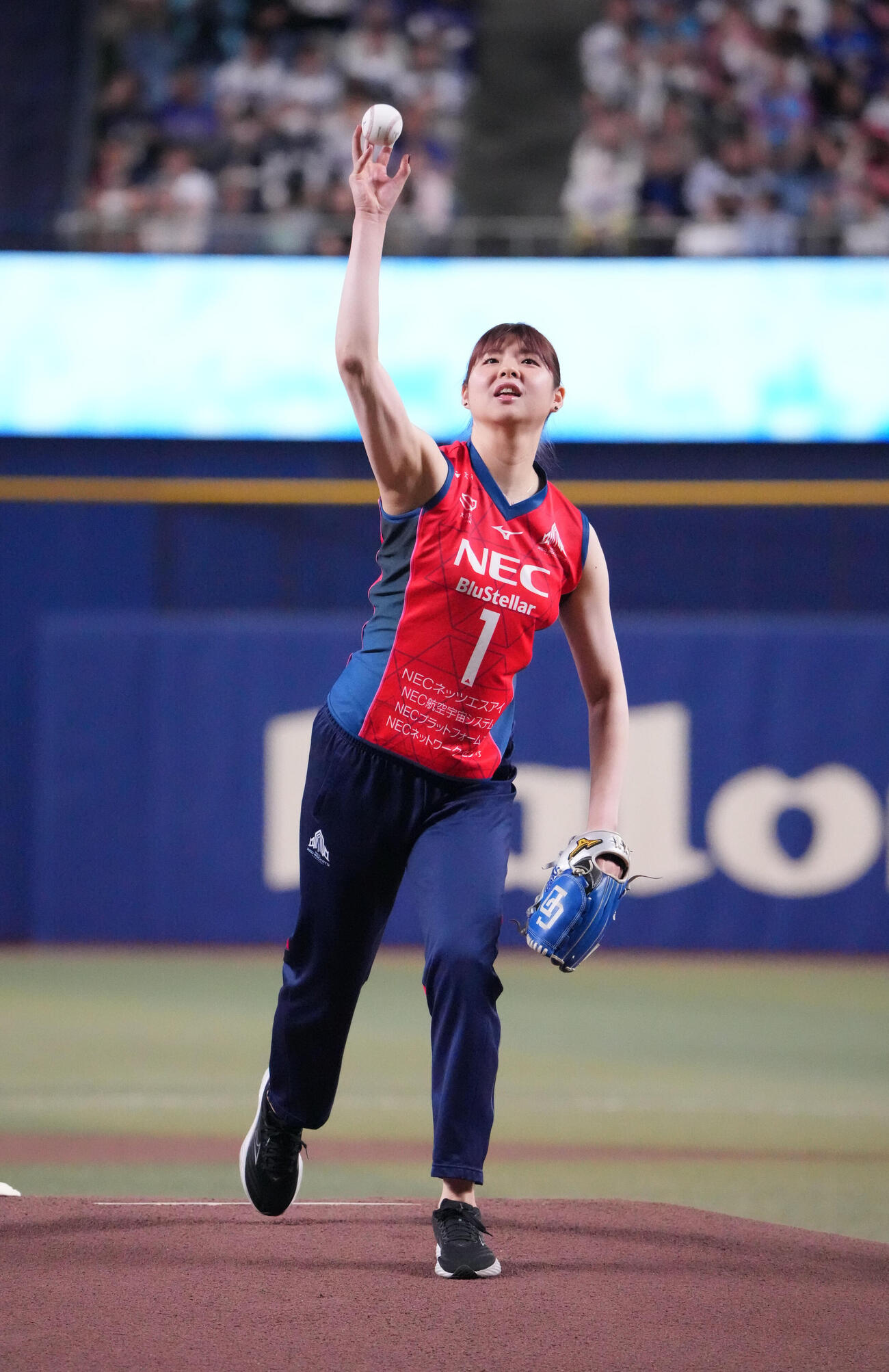 中日対阪神　試合前、始球式を行う山田二千華（撮影・森本幸一）