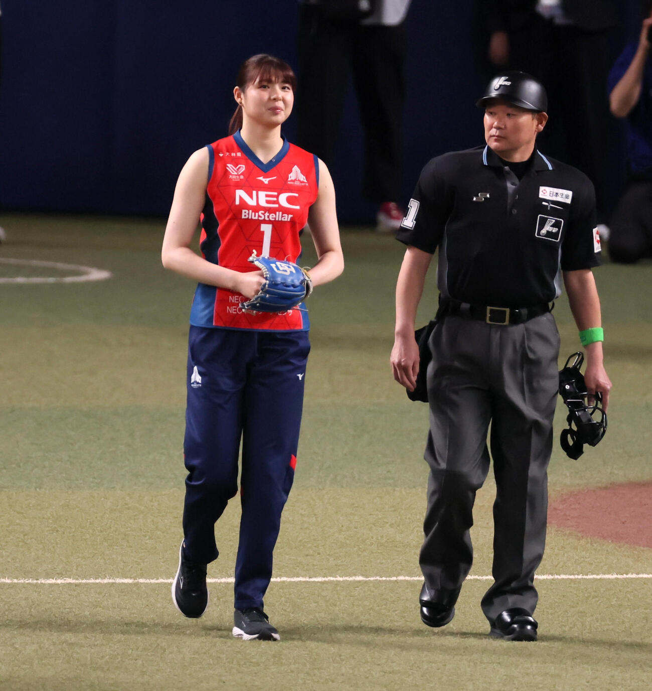 中日対阪神　始球式を行うバレーボール女子日本代表の山田二千華（撮影・加藤哉）