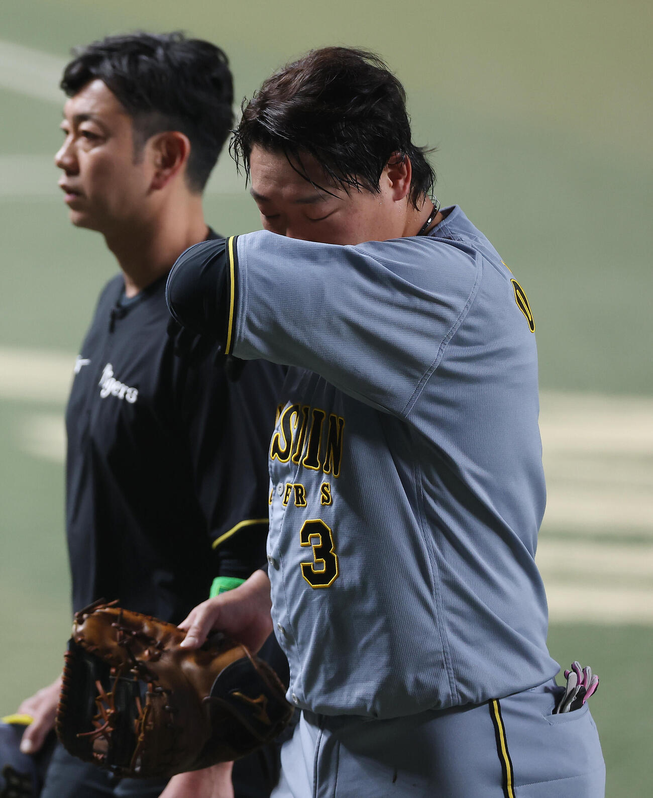 中日対阪神　1回裏中日無死、遊ゴロに倒れた石伊雄太と接触し、治療のためベンチへ下がる大山悠輔（撮影・前田充）