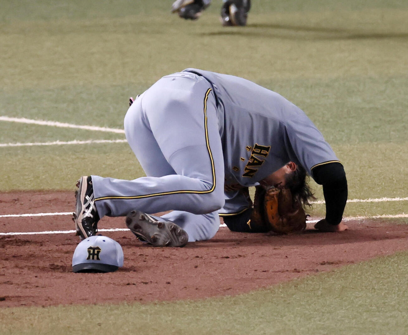中日対阪神　1回裏中日無死、遊ゴロを打った石伊雄太と接触し負傷した一塁手大山悠輔（撮影・加藤哉）