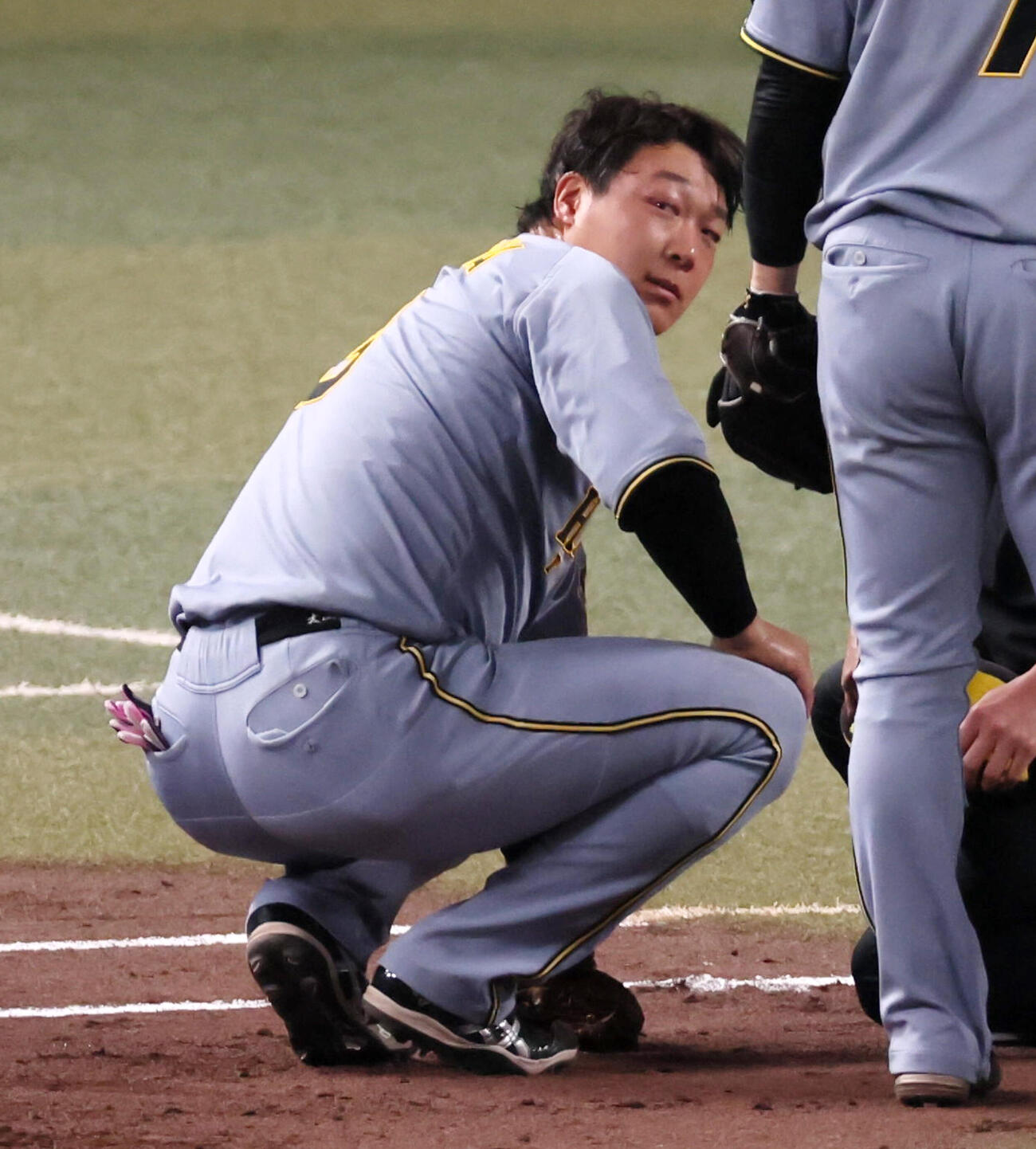 中日対阪神　1回裏中日無死、遊ゴロを打った石伊雄太と接触し負傷した一塁手大山悠輔（撮影・加藤哉）