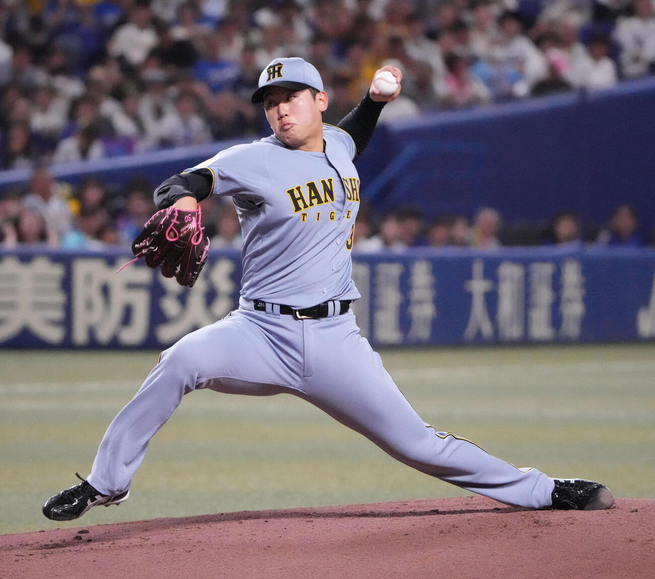 中日対阪神　1回裏、登板する阪神先発の門別啓人（撮影・森本幸一）