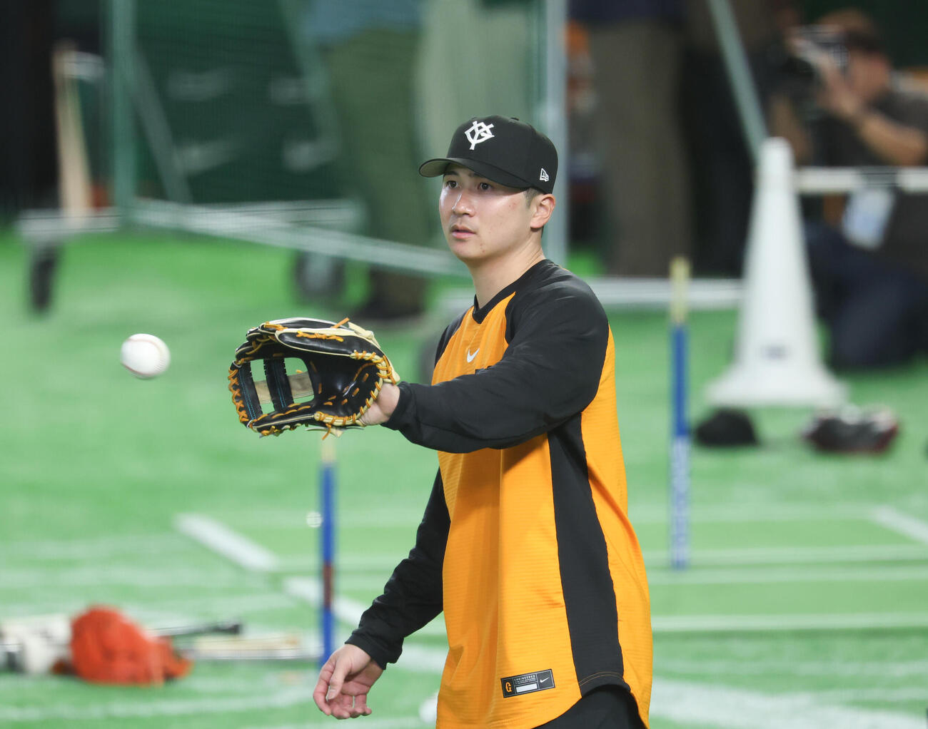 巨人対ヤクルト　キャッチボールをする巨人泉口友汰（撮影・増田悦実）